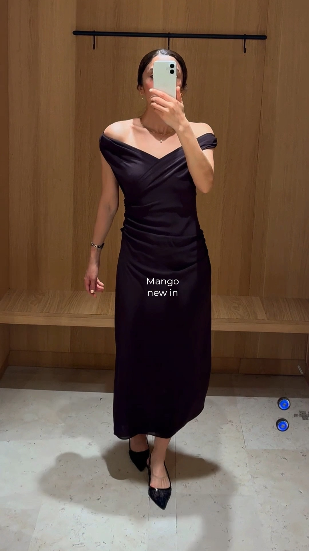 Size S👌

Fitted midi dress in stretch fabric with a ruched design, boat and wrap neckline, and side zip closure. Part of our party collection for special occasions.