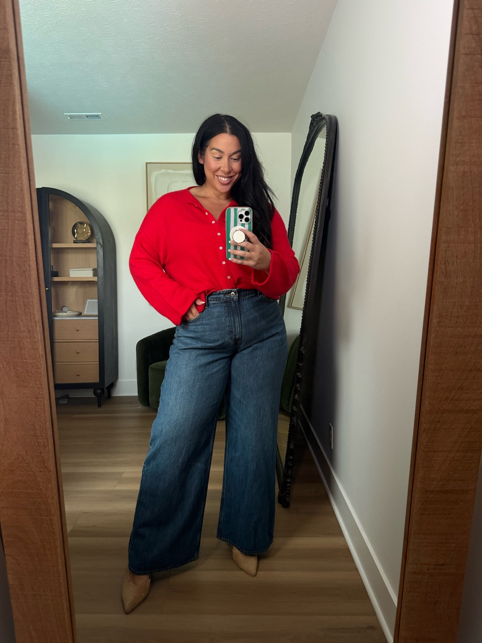 This pop of red?! I’m obsessed! Wearing a 33 long on the bottom and a large on top. Midsize, midsize fashion, fall, Abercrombie

#LTKootd #LTKMidsize