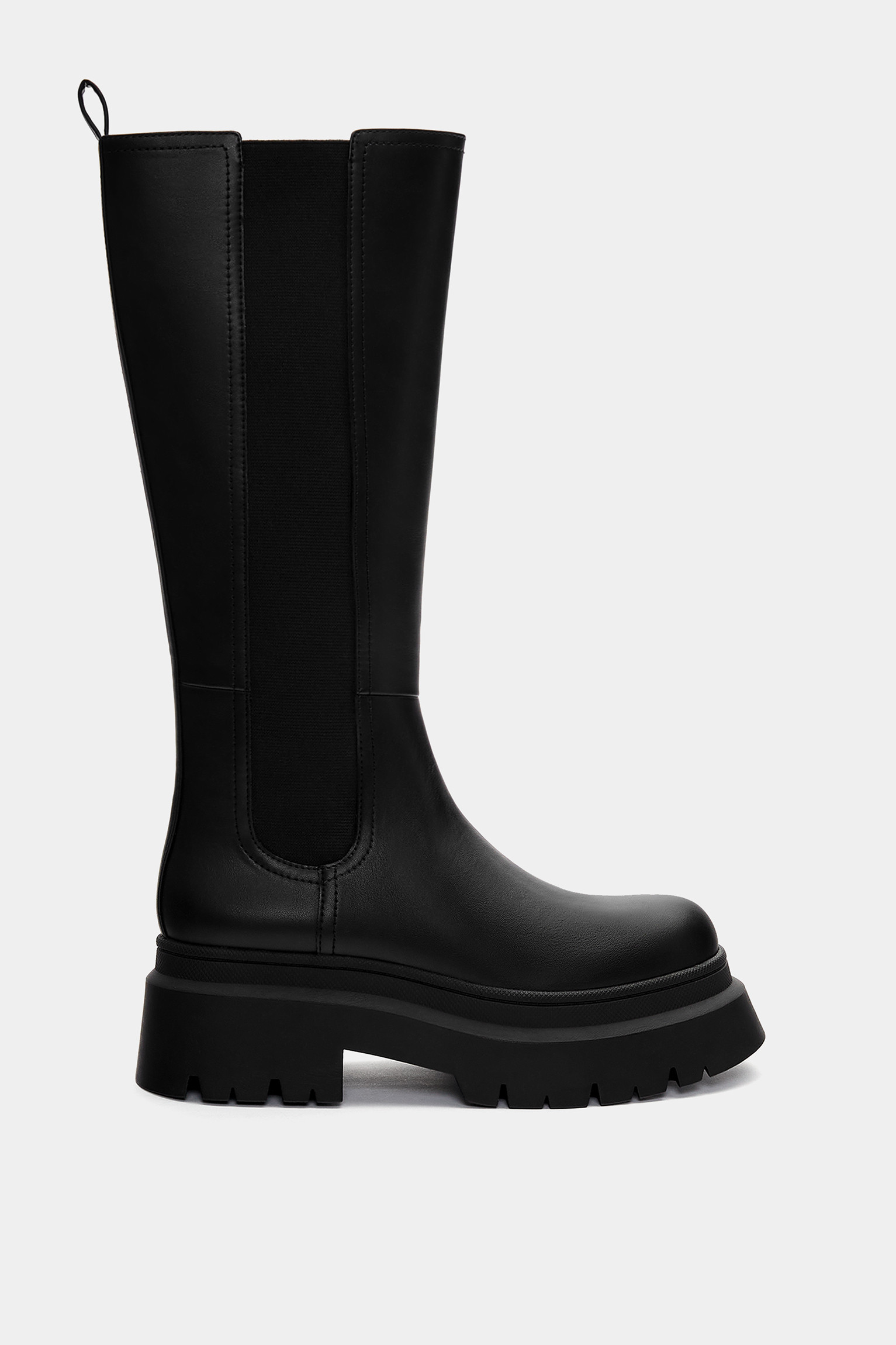 Flache Stiefel mit Profilsohle | PULL and BEAR DE