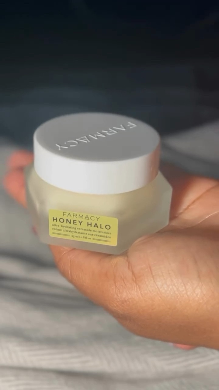 Anyone else find running out of a product super satisfying? I’ve used the @ursamajorvt moisturizer for over a year so I decided to give @farmacybeauty a try. What moisturizer are you using on your face at the moment?

#Skincare #empty #empties #skincareroutine