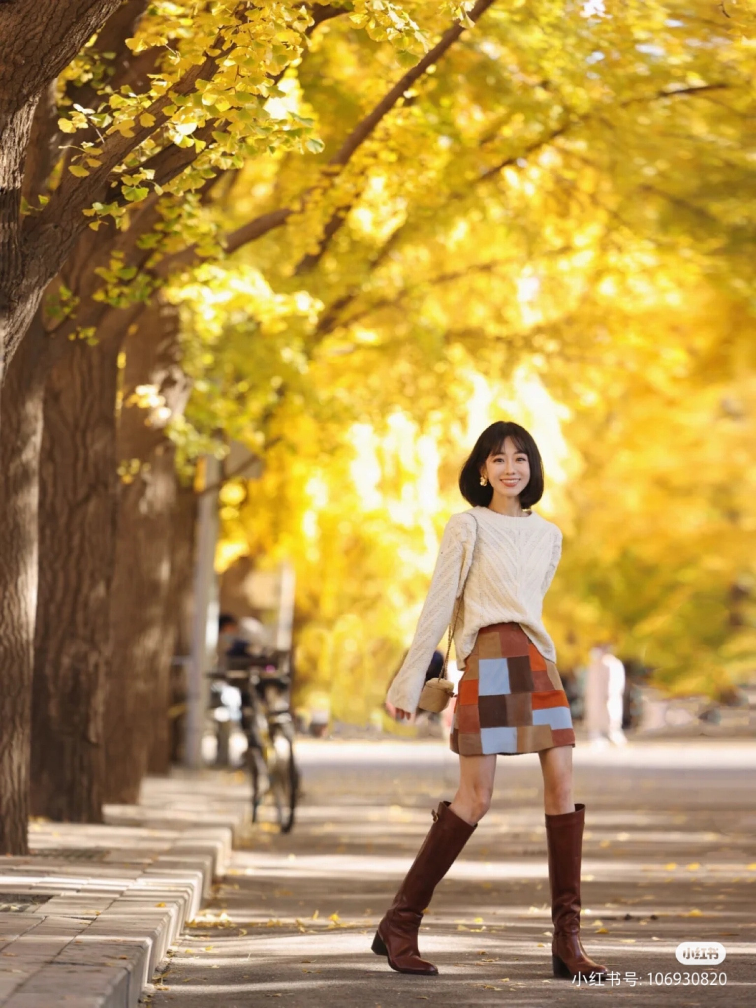 三里屯东五街银杏瀑布🍂皮裙配长靴爱了
从2018年起，每年都没有错过，
第五年三里屯东五街的银杏之约，
比往年晚了一周，
但也比往年更加绚烂，
阳光中金屑如瀑布般倾泻而下，
弥漫于使馆区大道之上，
是为秋最壮美之退席。
这一封一年一次的情书，
再次誊写给北京～

🍂赏银杏信息
地址：三里屯东五街 两端都可进入
日期：11.5拍摄 下周进入醉佳观赏期
tips：进入须出示身份证，48小时核酸

🍂穿搭灵感
厚厚的绞花白毛衣太适合拍银杏了，
下装搭拼色麂皮半裙，
把秋天的颜色穿在身上，
上期视频里的骑士靴也上身了，
没有一丝多余设计，
简洁利落皮质感人，
是这个秋天醉满意的收获之一啦
#LTKchina #LTKasia

#LTKSeasonal #LTKshoecrush #LTKstyletip