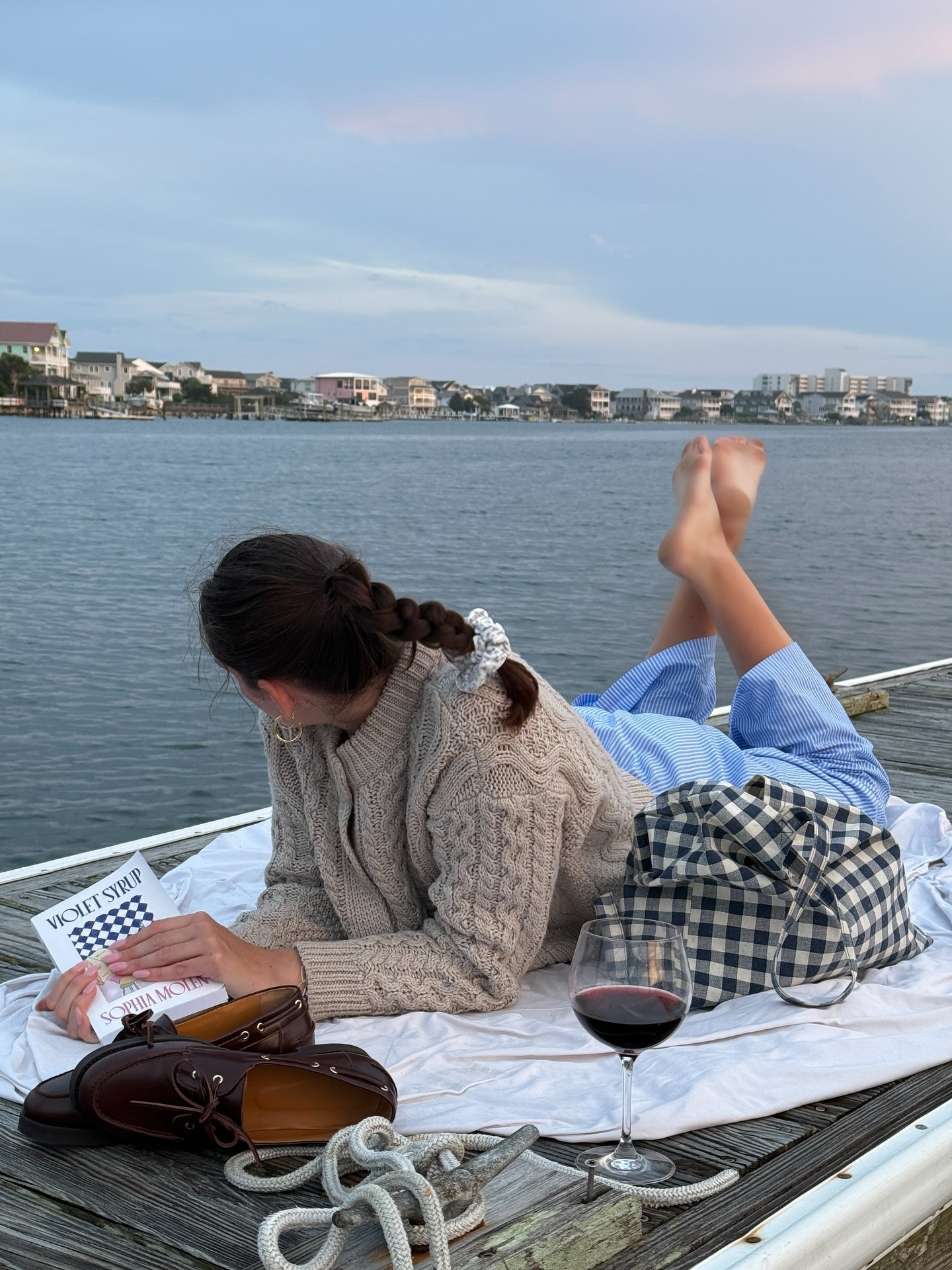 current read: 🎀🪻📖
•
•
•
•
Picnic aesthetic, Pinterest aesthetic, Pinterest girl, summer outfit, east coast girl, east coast aesthetic, the summer I turned pretty, blue stripe pants outfit, boat shoes aesthetic