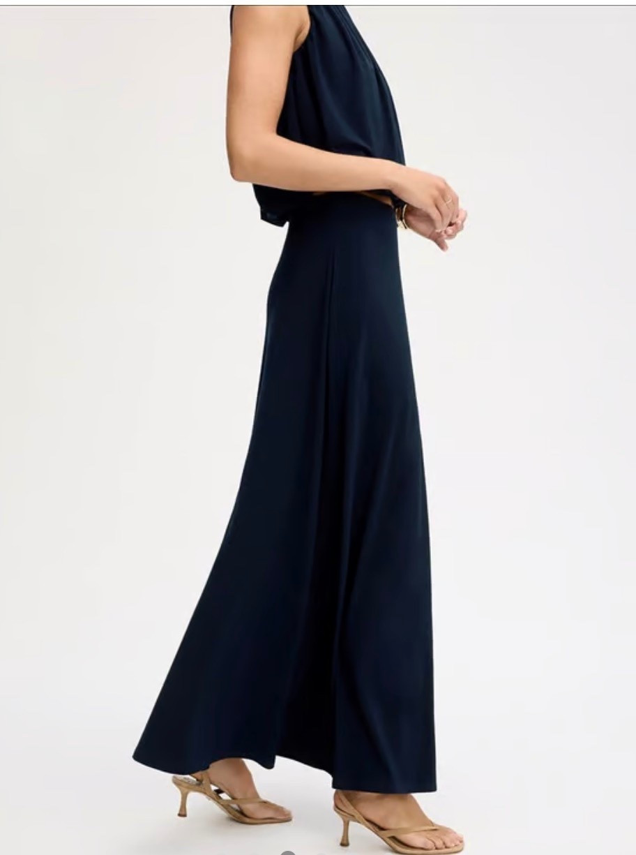 Love this top/skirt combo


#LTKgrwm #LTKmomlife #LTKootd