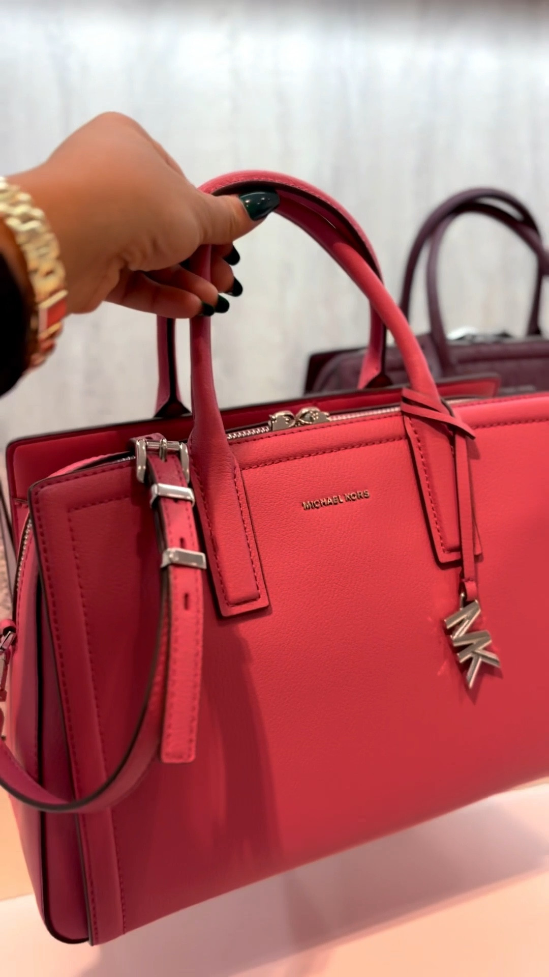 Valentine’s Day called… I answered in pink 💕💄

Michael Kors bag + heels = love at first sight