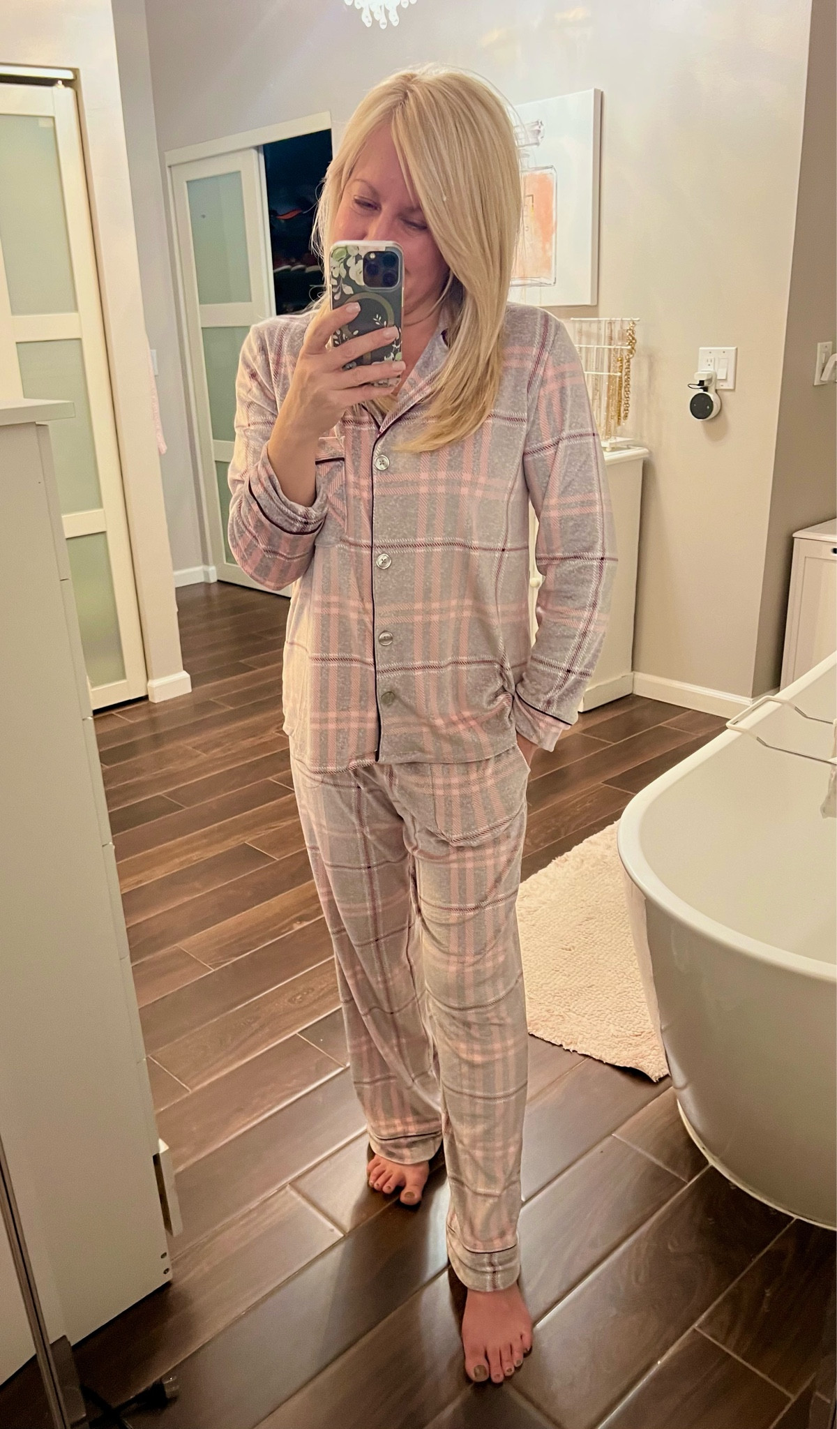 These are quite possibly the comfiest, softest pjs I’ve ever had on my body😍 I just ordered 2 more colors & 2 for gifting. I can’t believe they are just around $20😳



#LTKHoliday #LTKunder50 #LTKGiftGuide