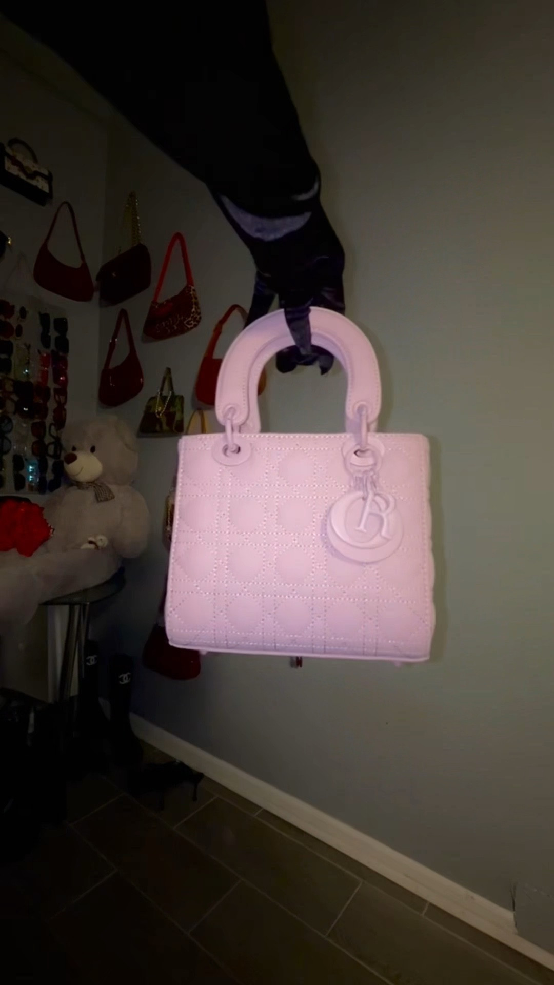 Link➡️ http://sale.dhgate.com/7s11KN75
• Structured quilted handbag with a sleek matte finish. Feminine, elegant, and perfect for both everyday wear and dressier occasions.
#ltkbags #ltkelegance #ltkstyle #ltkfinds #ltkluxuryvibes

#LTKSaleAlert #LTKootd #LTKgrwm