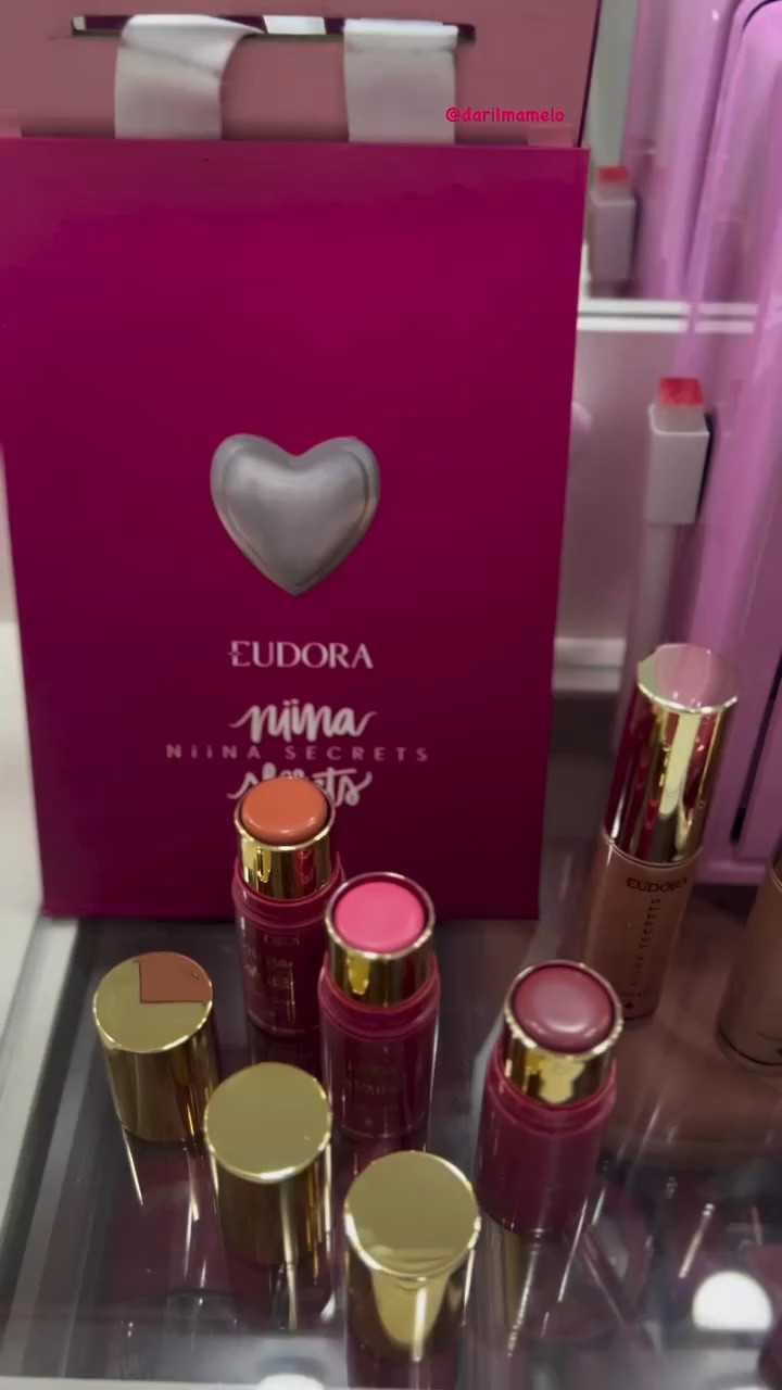 Me mimei muitoooooo @linhaniinasecrets ! Surtando aqui com estes lançamentos. Eu não estava preparada para estas perfeições. #influsdabelezagb #influsdabeleza #squadeuamomake#linhaniinasecrets #darilmamelo#itabira

#LTKbrasil