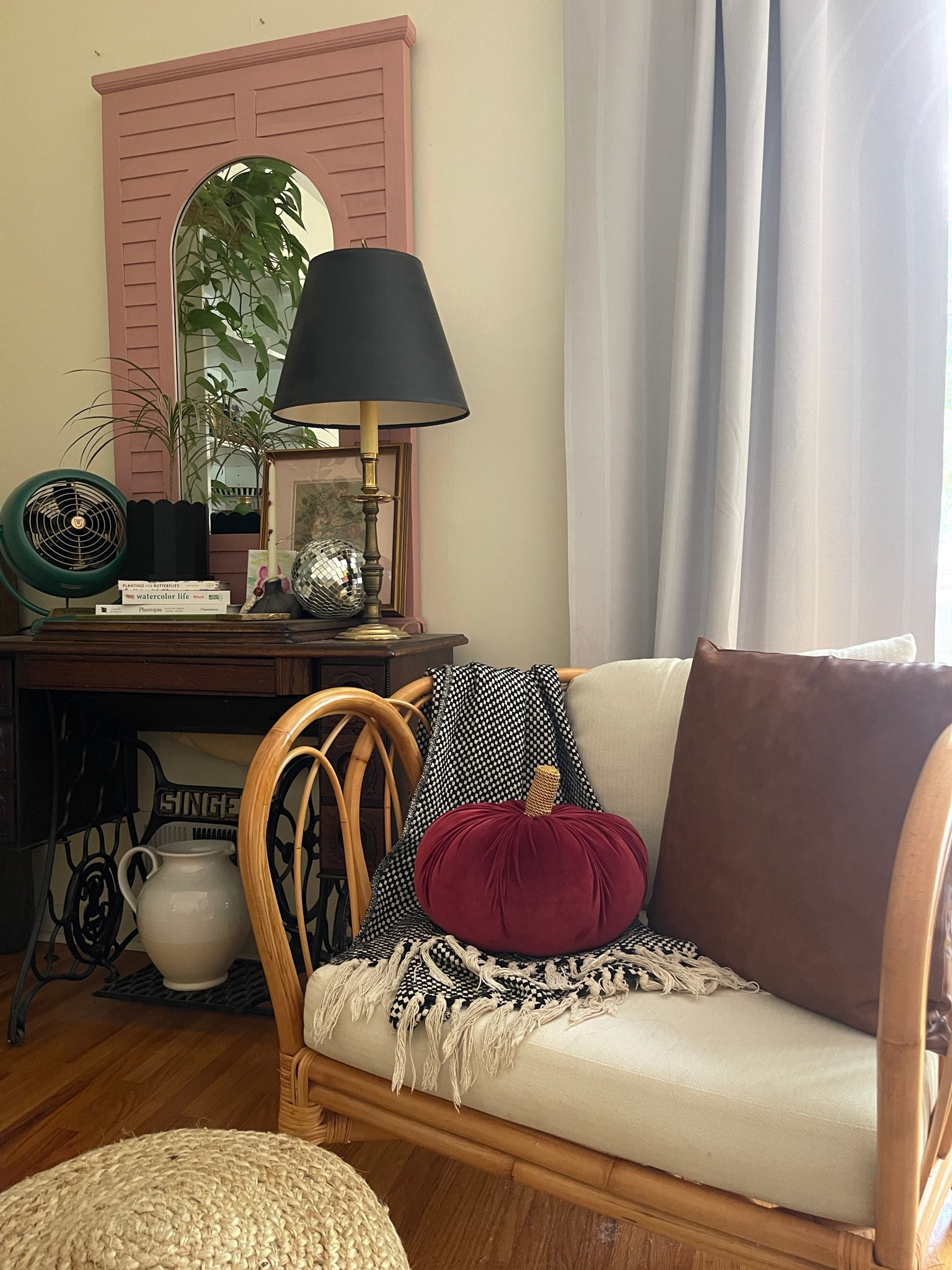 These pumpkin pillows are so trendy. This velvet  pumpkin pillow is from Target for $20 and comes in 3 colors. 



#LTKHalloween #LTKSeasonal #LTKHome