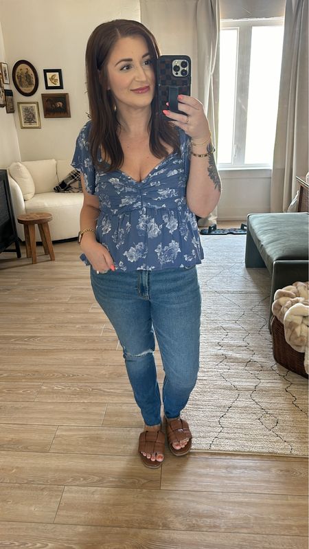 Ootd
Date night
Millennial mom
Old navy jeans tts
Top is a medium tts
Shoes tts

#LTKstyletip