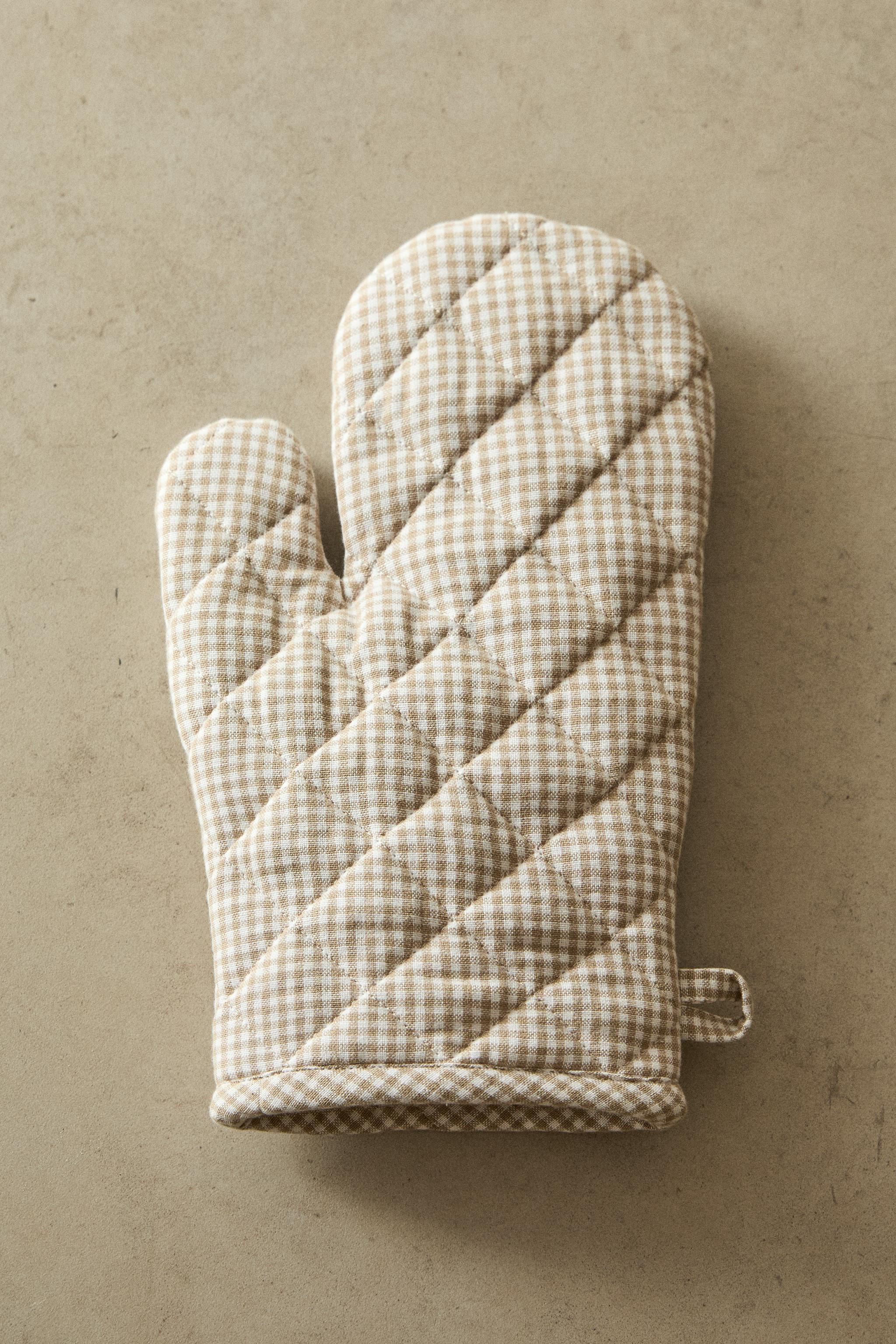 GINGHAM OVEN GLOVE | Zara UK