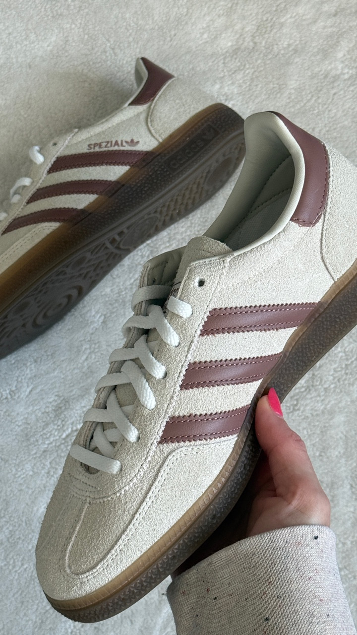 🌸✨ Get ready to step into Spring with these stunning sneakers! I’m absolutely obsessed with the vibrant color combos that are perfect for brightening up any outfit! 👟💖

size down half a size & share with a friend! #spring #springfashion #springstyle #sneakers #adidasshoes