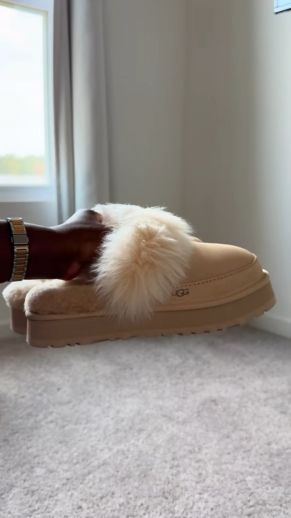 unboxing my new UGGS and I’m obsessed already 🧸😍 

Disquette Chalet in color: Sandcastle

#uggs #unboxing 

#LTKvlog