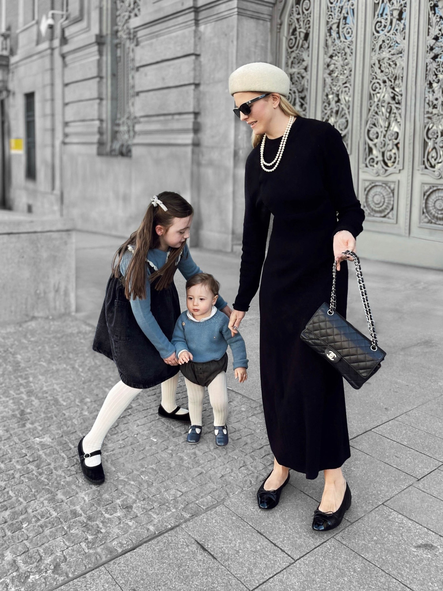 Los fines de semana tengo un par de manos extra que vienen muy bien para controlar a un caminante muy audaz que se cree el dueño y señor de la calle.

———————————————————-

On weekends I have an extra pair of hands that are much needed to help me control this fearless little man that walks like he owns the streets

.
.
.
.




#LTKkids #LTKespana #LTKeurope