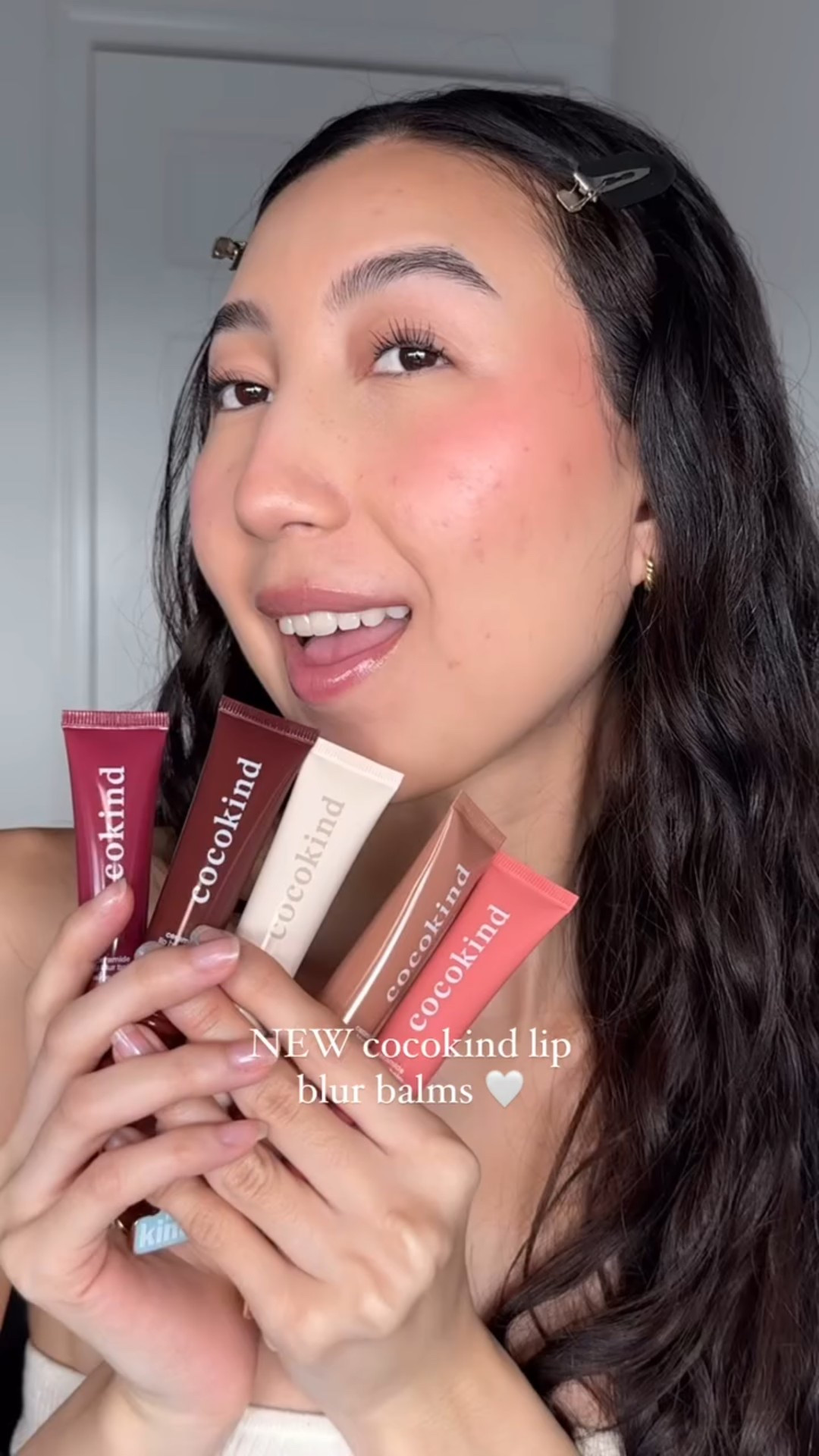 omgggg i’m obsessed 🥰 @cocokind new ceramide lip blur balms in 5 cutie shades 🤍 which one is your fave?

shades:
💋 be powerful (sheer mauve)
💋 be kind (sheer pink)
💋 be real (clear)
💋 be you (sheer chocolate)
💋 be bold (sheer berry)

#beauty #makeup #reels #lipglossobsession #lips #makeuplover #cocokind beauty, 2025 new makeup, lip balm, cocokind lip balm, glossy lip, beauty creator

#LTKGiftGuide #LTKBeauty