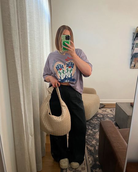 Tshirt is one size it says Howdy! Love these ultra wide leg slouchy pants from Madewell. Tts for a looser fit. Fave bag at the moment it goes with anything!! 

#LTKfindsunder100 #LTKitbag