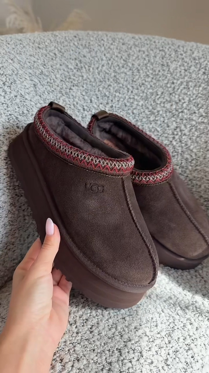 Dusted Cocoa UGG unboxing 🐻 I will have these 🔗 on my LTK in the shoe section! 

#LTKStyleTip #LTKGiftGuide #LTKShoeCrush