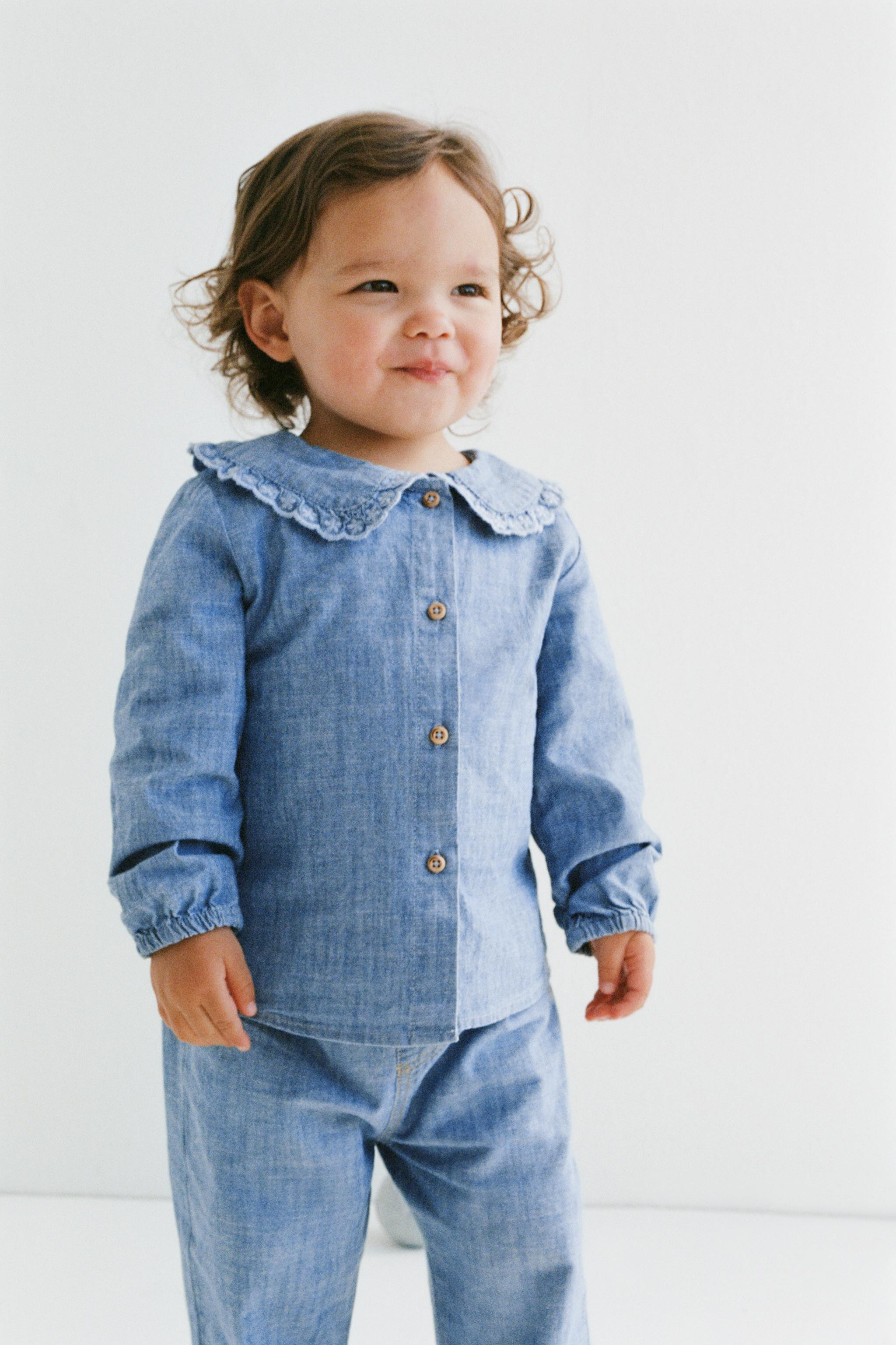 Flowy denim blouse with an embroidered Peter Pan collar and long sleeves with elastic cuffs. Fron... | Zara US