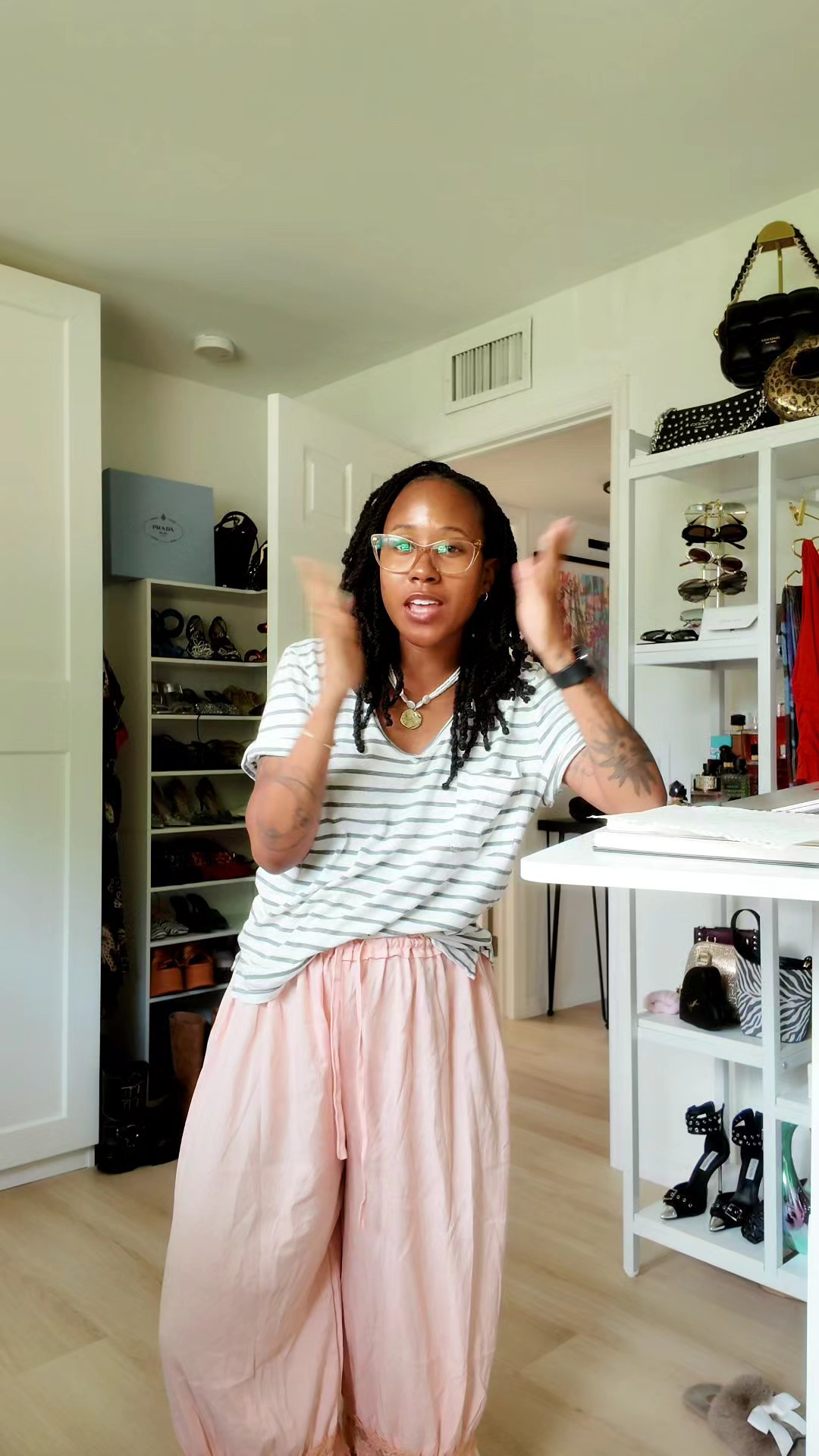 #Amazonstandingdesk #lackepants #cottonvneckteeThe pants I am wearing from Amazon are a size medium. These are in the champagne color but they link pink in person fyi.I am wearing a size small in the Anthropologie tee 

