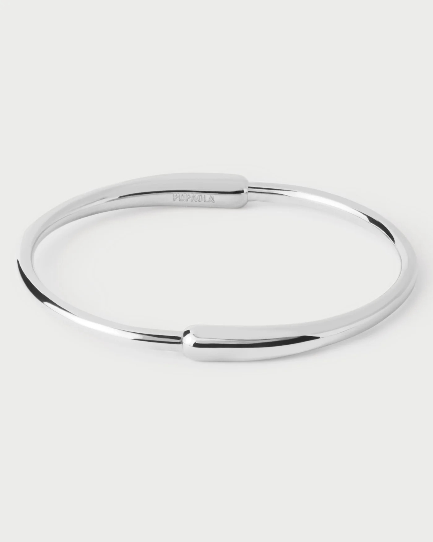 Modern silver tone bangle with asymmetric design and two elonganted... | Loop bangle | PDPAOLA | PDPAOLA ES