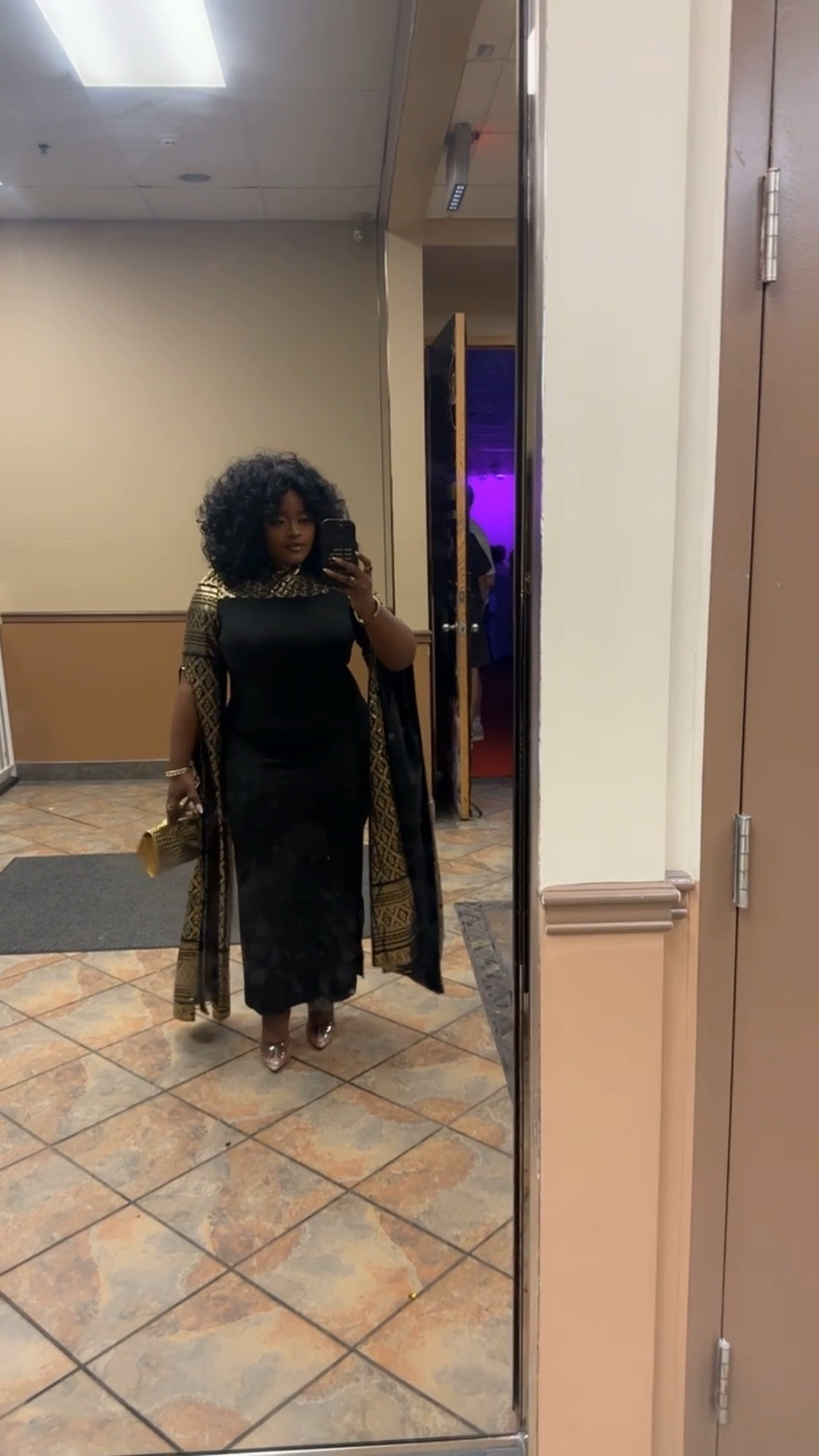 This dress tho 😍🖤💛