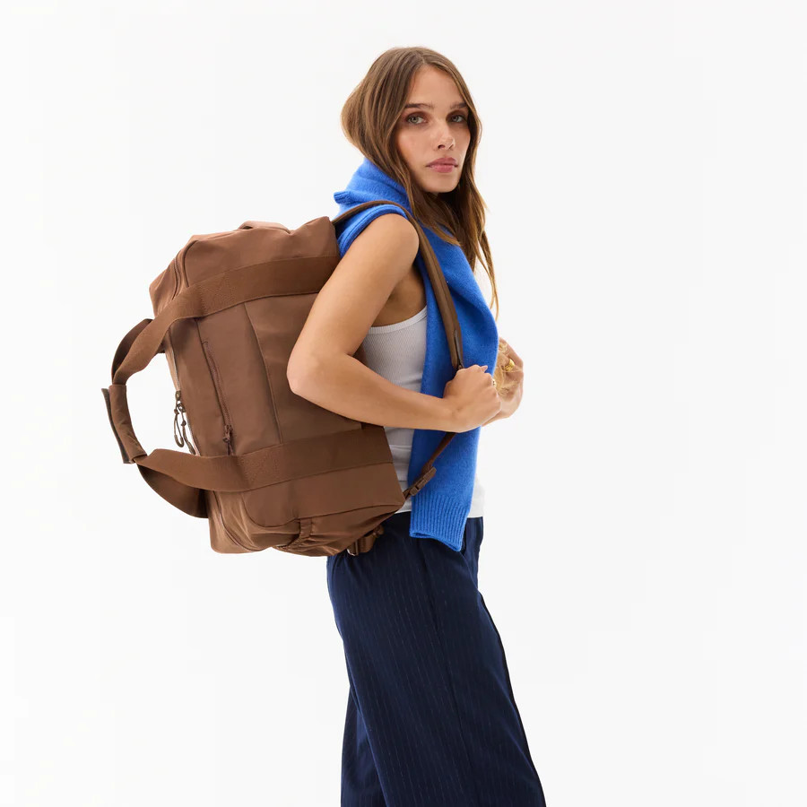 BÉIS 'The Sport Duffle Backpack' in Biege - Beige Duffle Backpack Bag For The Gym | BEIS