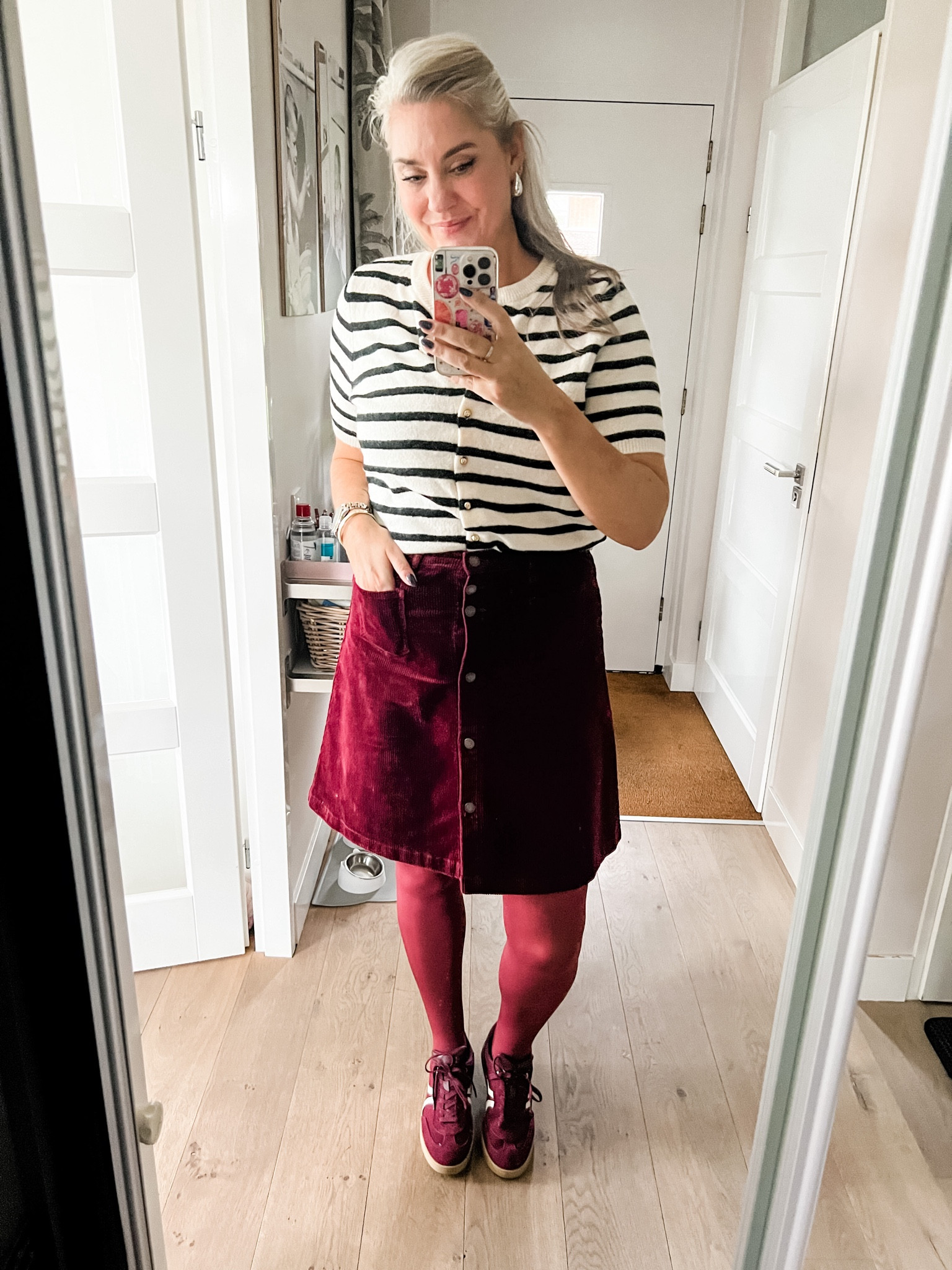 Ootd - Saturday. Short sleeved striped cardigan paired with a burgundy rib cord skirt (https://bonprix.mtpc.se/4879838), burgundy tights (Snagtights) and suede burgundy sneakers. Silver bubble earrings. 



#LTKCyberWeek #LTKeurope #LTKnederlands