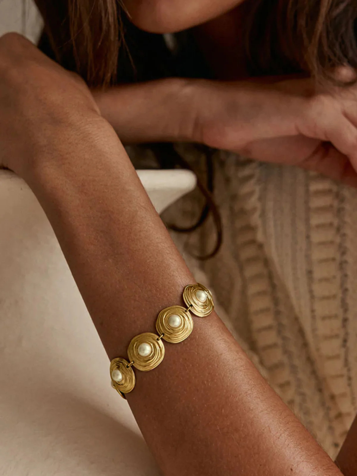 Textured Disc Pearl Link Bracelet | Commense