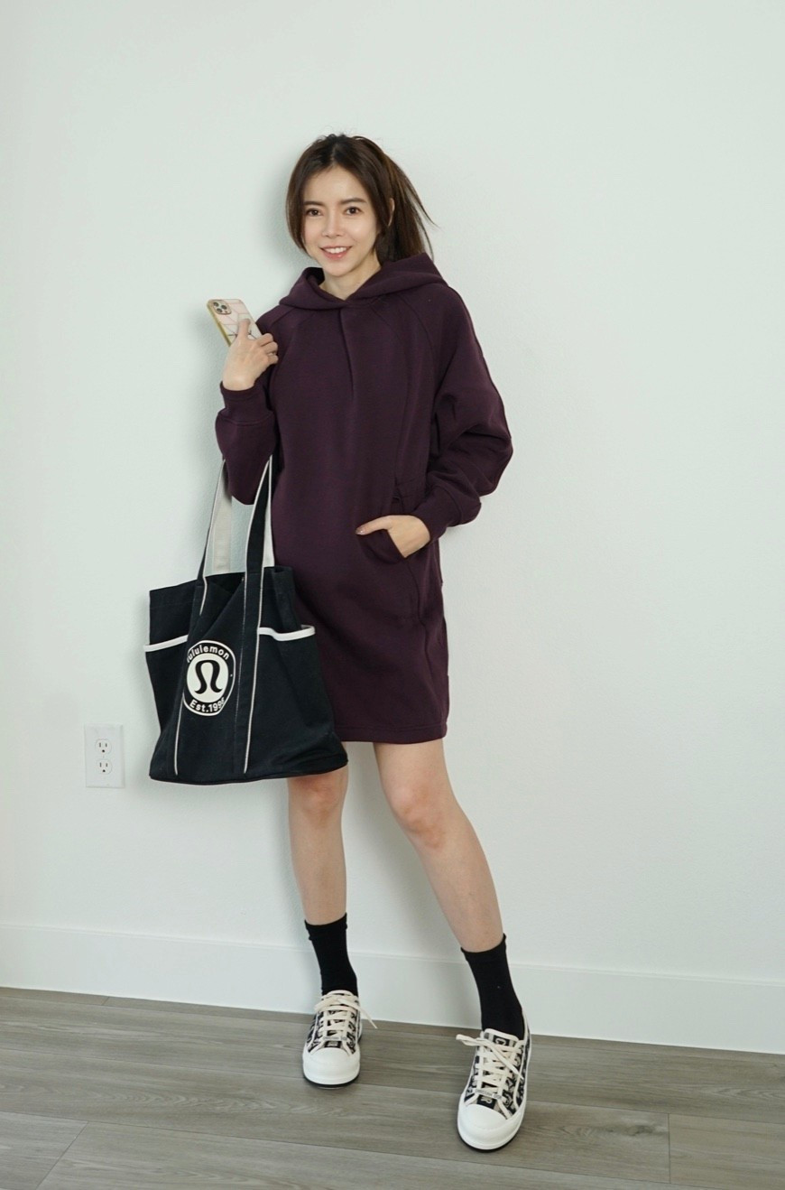 Scuba 這件連帽洋裝真的是冬天最省心的單品，穿上就能直接出門，暖、舒服、版型超挺，單穿就好看，配靴子或 leggings 更有氣質；Waffle 系列則是軟軟糯糯、穿一整天都超舒服，從飛機、旅館、咖啡店到在家放假都很適合，自穿或是送人當年末小禮物都超剛好。
@lululemon #lululemoncreator #ad 