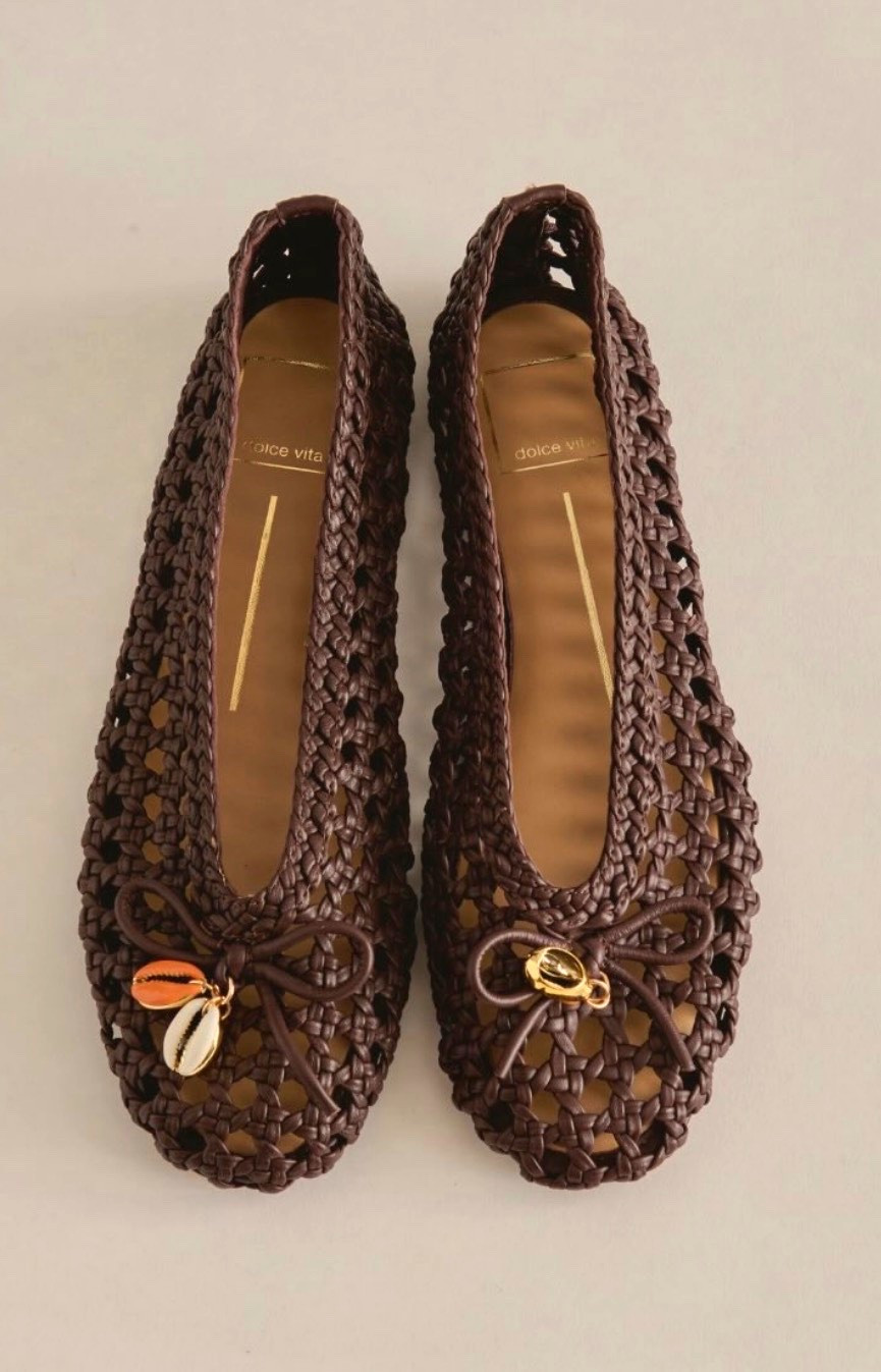 Cason ballet Flats

This ballet flat leans into a trending toe-baring design with airy braided leather in chic dark brown. For a finishing touch, she’s topped with a delicate bow and beachy double shell charm. She’s the perfect elevated upgrade to casual resort wear

#LTKSeasonal #LTKWorkwear #LTKTravel