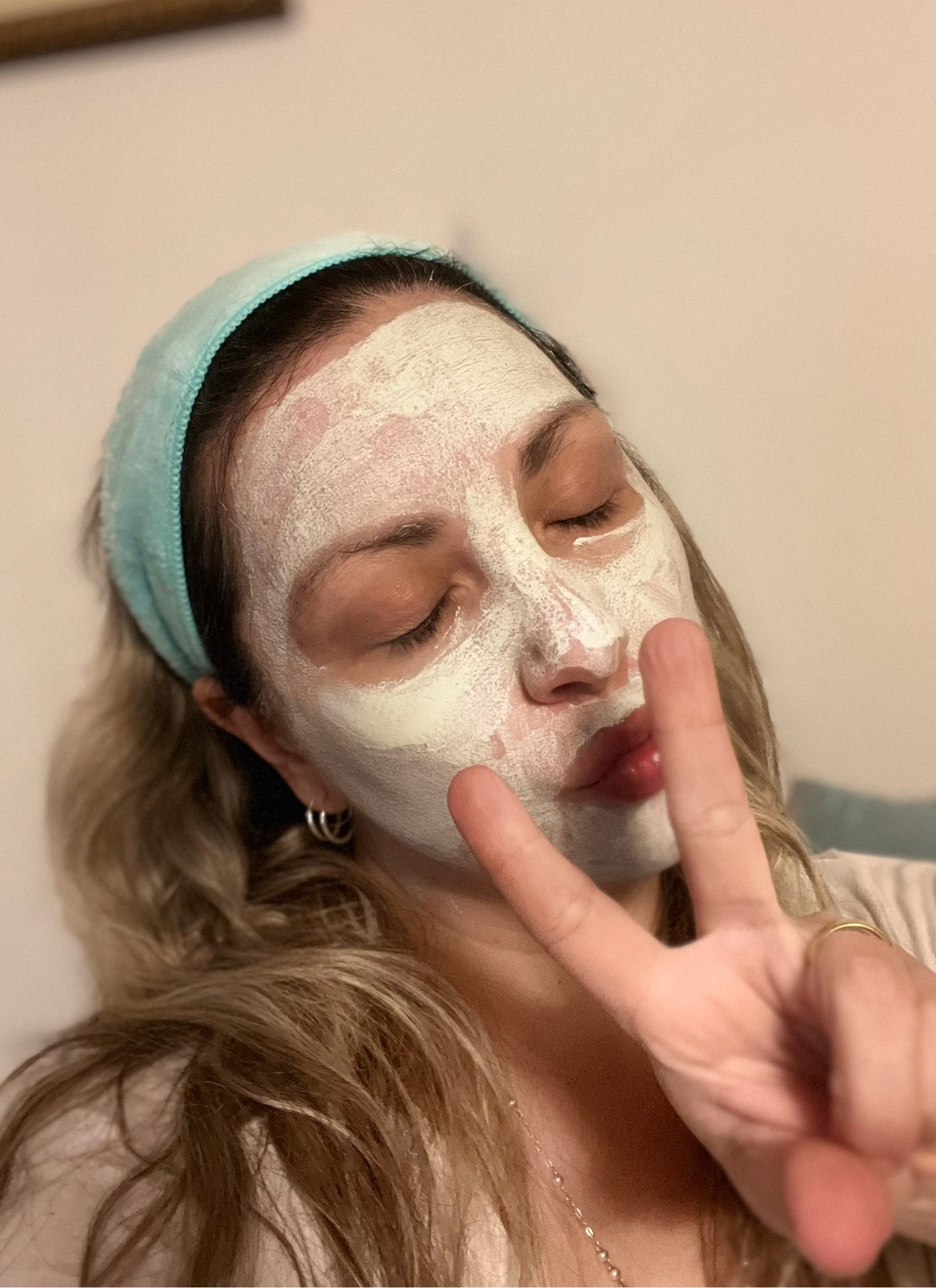 Hoje é dia de autocuidado.

Aos sábados gosto de fazer uma rotina de skincare mais “completona”, com esfoliação e máscaras de argilas, etc.

Essa que estou usando hoje é da #oceane, Cica Mask de Centella Asiática.

• Estimula a produção de colágeno 
• hidrata e acalma a pele 

E vcs sabiam, que ela é produzida na Coreia do Sul? 
Simmmm temos K Beauty em terras tupiniquins. 
Não é o máximo?
.
.
.
#beauty #skincare

#LTKbeauty #LTKSeasonal #LTKbrasil