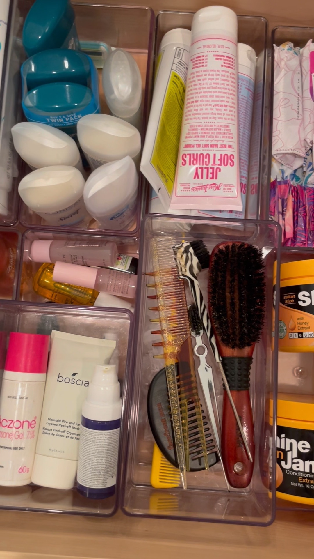 Have a bathroom drawer you need to organize? Well here’s your sign to start today! BUT FIRST FOLLOW @homewithmrshomebody 👈🏽. 

I have been gradually working my way through my bathroom drawers and it has been one of the most rewarding feelings. Here are some reasons behind that:
- I can now see if I am running low on something
- When I go to find something I know exactly where to find it 
- I love the visual aesthetic of a well organized drawer 😍

Feeling inspired? Shop these bins in my LTK. 

Drop your organization hacks and tips in the comments. Don’t forget to like, save and share. 🫶🏽

#atlanta #walmartdeals #walmarthome #walmartexclusive #walmartfind #walmartfinds #whoawaitwalmart #walmartshopping #walmart #masterbathroom #bathroom #clean #getorganizedwiththehomeedit #homeorganizing #homesolutions #kitchens #lesscluttermorelife #livesimply #organization #organizationgoals

#LTKhome