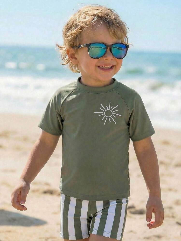 SHEIN Conjunto De Traje De Baño De Estilo Casual Y Elegante Para Niño, Con Diseño De Rayas Y Estampado De Sol, De Corte Slim Y Cuello Redondo, De Manga Corta, Adecuado Para Verano, Playa, Vacaciones Y Natación | SHEIN