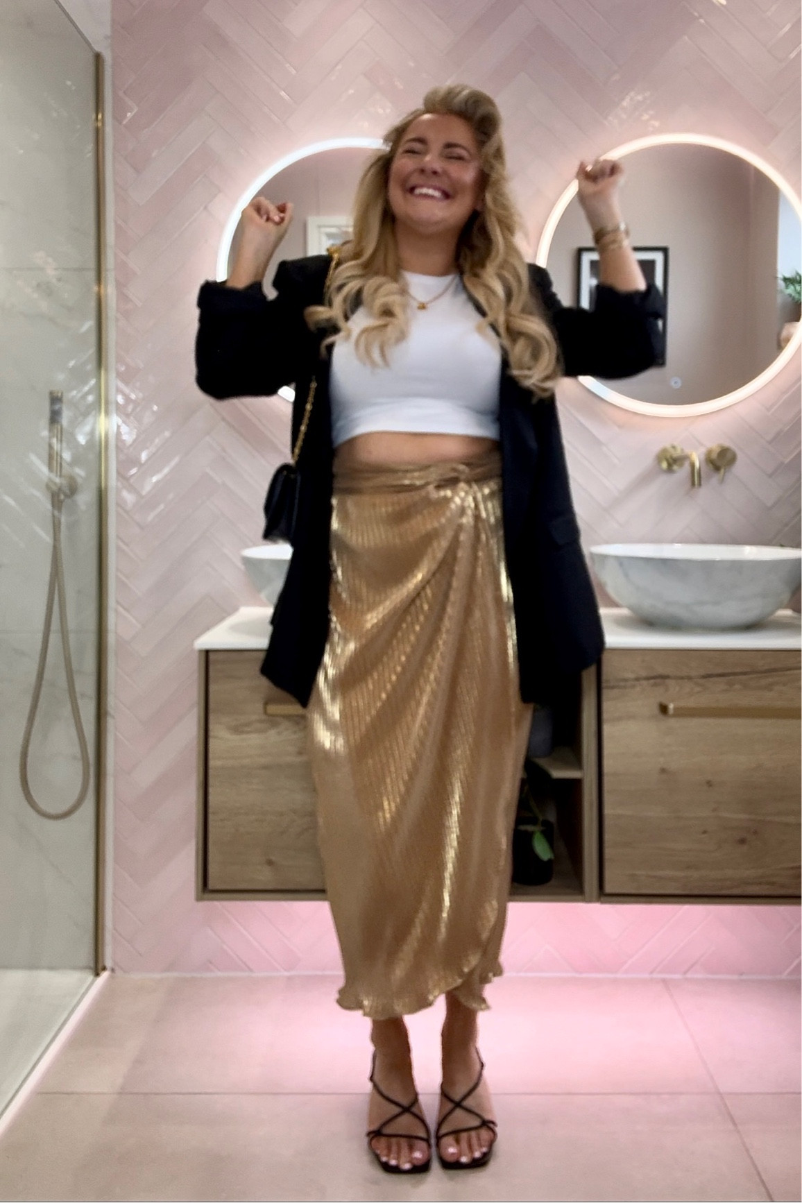 the perfect girls night/date night outfit. Adore the fact this skirt can be loosened/tightened to fit your body perfectly. Details below:

Skirt - true to size and comes in a variety of patterns and colours
Blazer - I wear a size M
Shoes - have linked a wide fit version too

