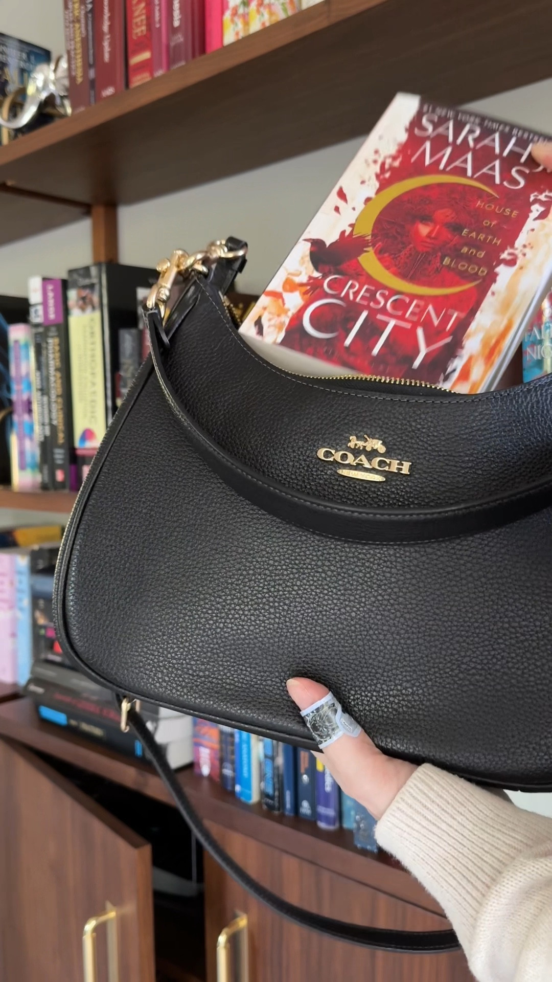 fits absolutely ENORMOUS books! 

#LTKitbag