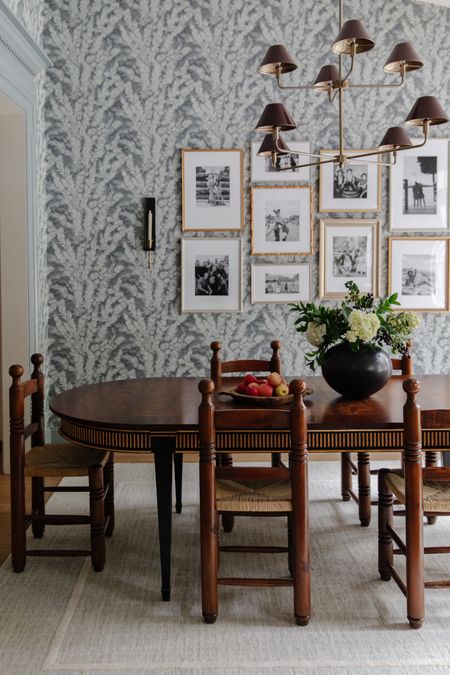 Moody Modern Traditional Dining Room 🖤

Dining table, gallery wall brass frame, chandelier, floral wallpaper, area rugg

#LTKhome #LTKSeasonal