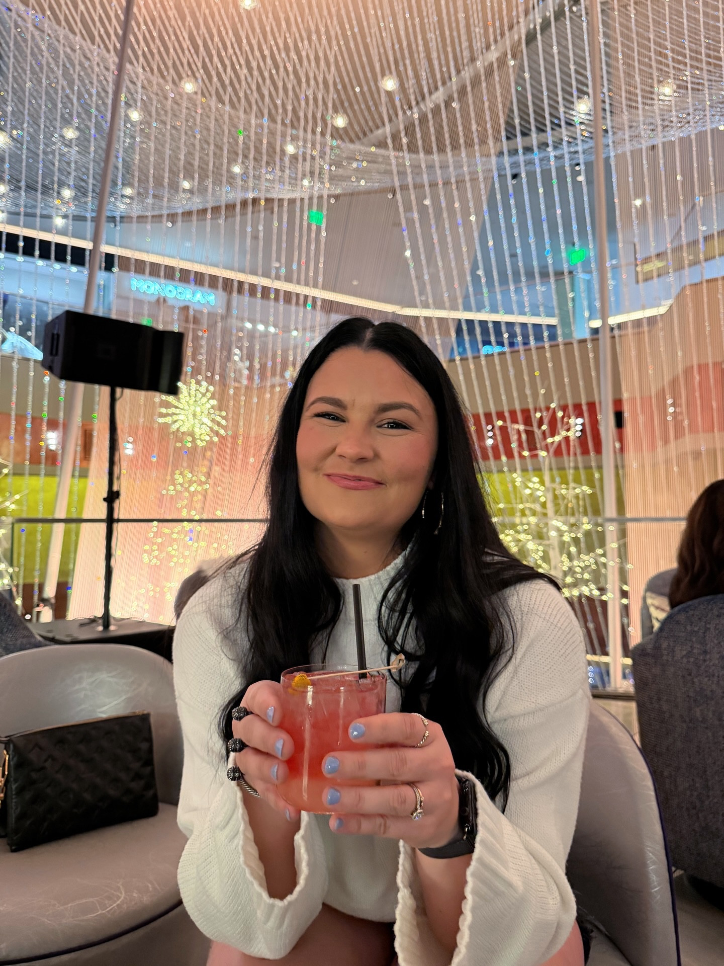 When I say “let’s hang out” I really mean take me into a giant chandelier that hangs over a casino lounge, where I can order a secret menu drink, while everything sparkles around me 🤭✨ 

___
The Cosmopolitan Las Vegas, Las Vegas Hotels, The Chandelier Bar, The Cosmo Las Vegas