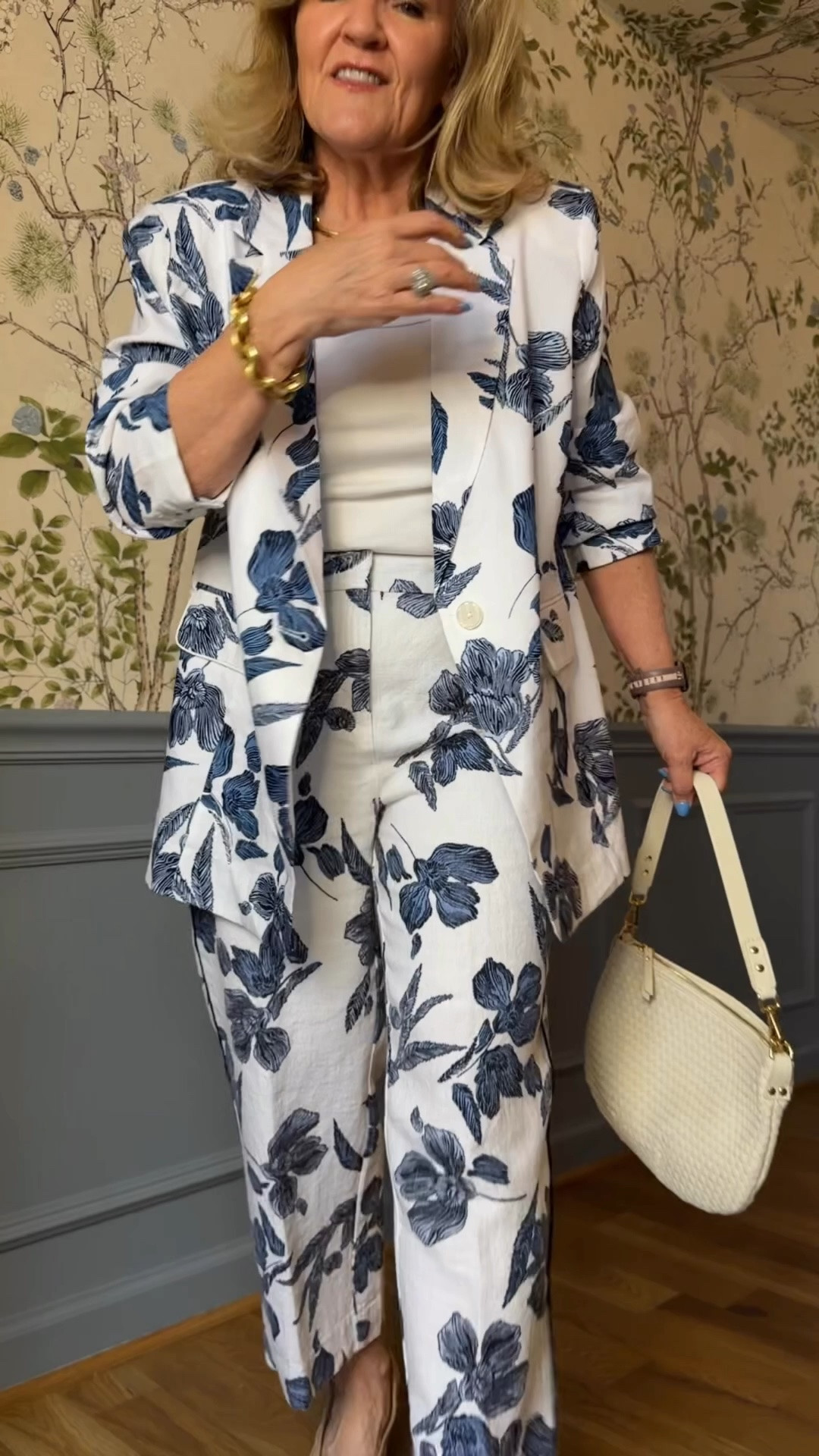 Linen pants and blazer perfect for graduations and showers. Vacations and luncheons. Wearing size 1.0 
The jacket is a stretched linen and is a subtle different fabric from the pants.
Cotton Sweater medium