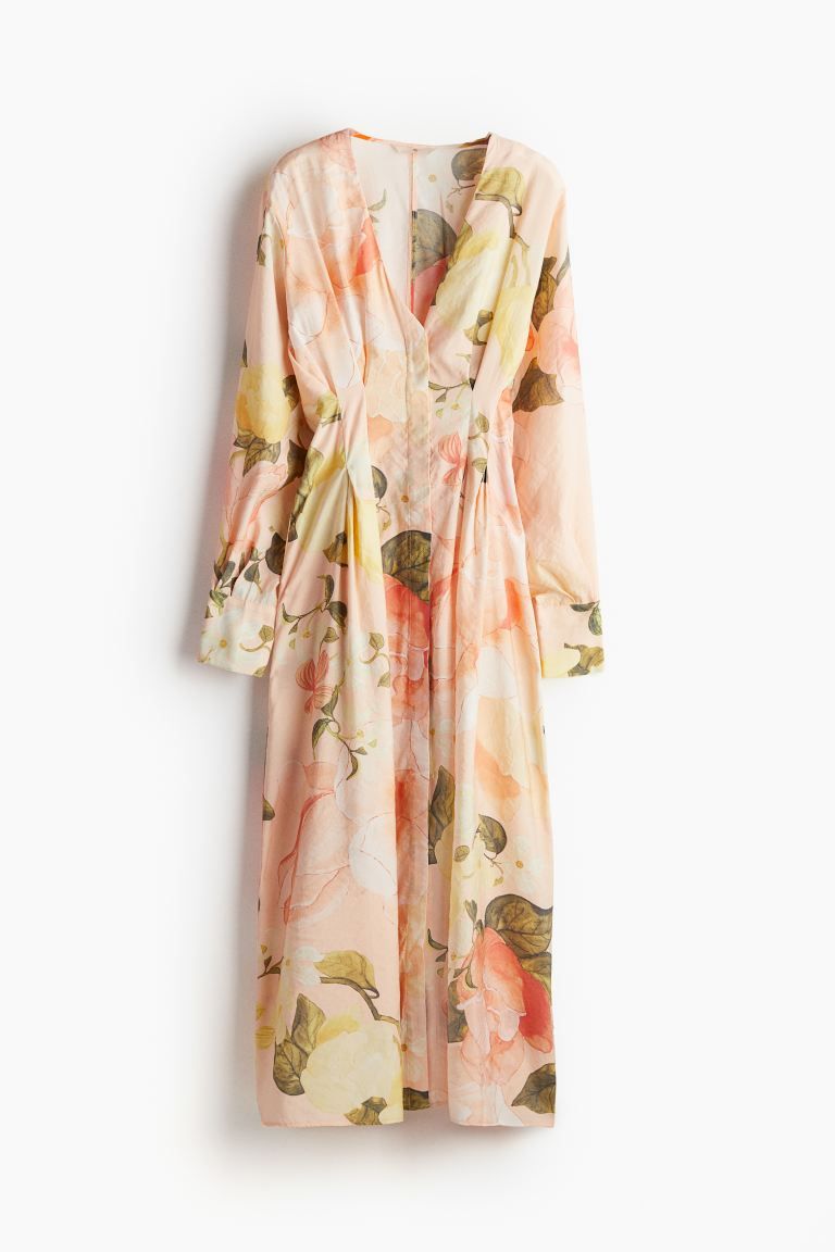 Tailliertes Kleid mit V-Ausschnitt - Apricot/Geblümt - Ladies | H&M DE | H&M (DE, AT, CH, NL, FI)