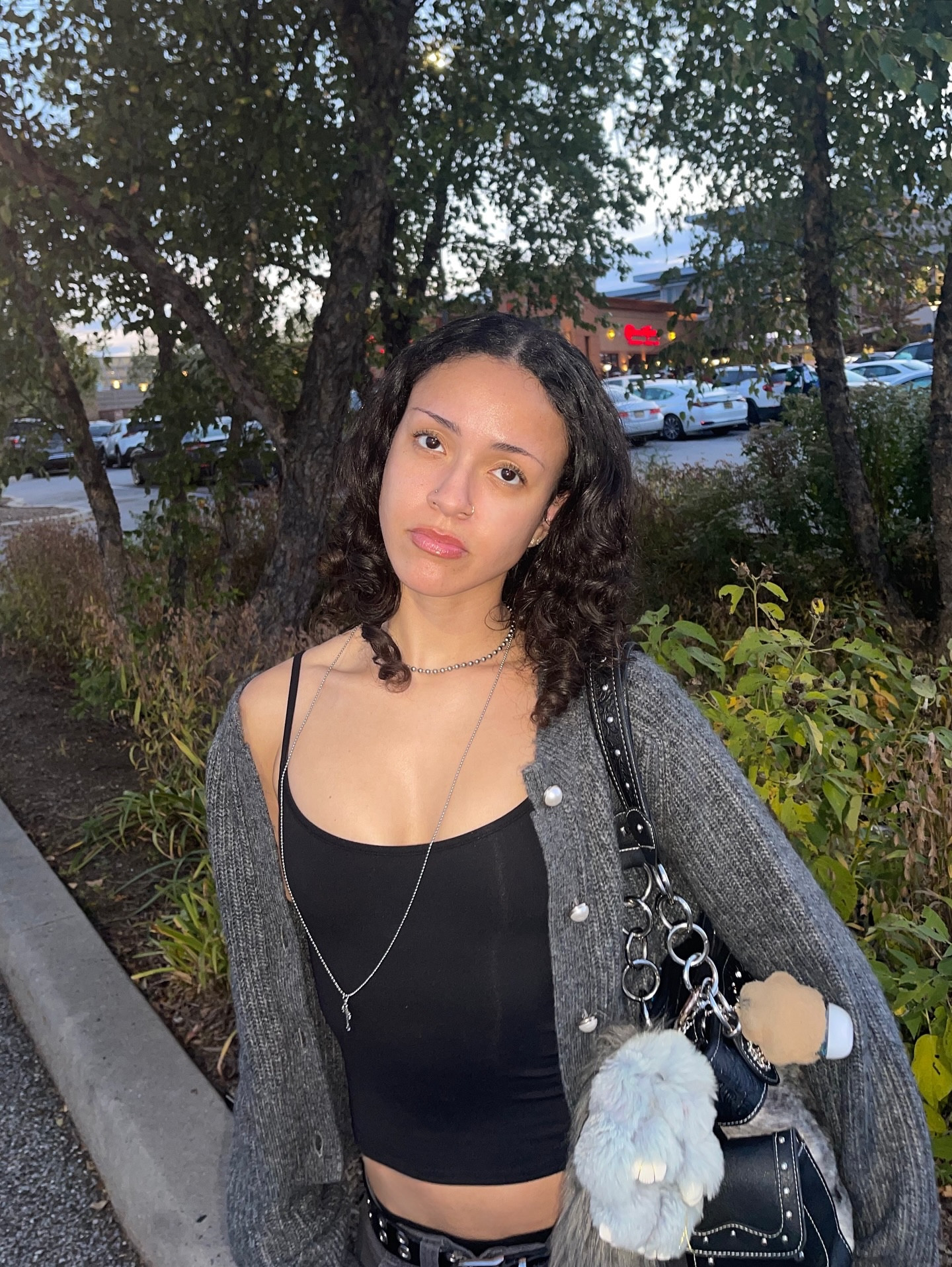 🩶 with a touch of 🖤 my favorite uniform: cargo pants, simple top, cardigan and my sambas <3
•
•
•
•
•
#groutfit #fallfashioninspo #softgrungestyle #tankair #abercrombiesweater #outfitdiaries #fashioncontentcreator

#LTKPetite #LTKootd #LTKFindsUnder100