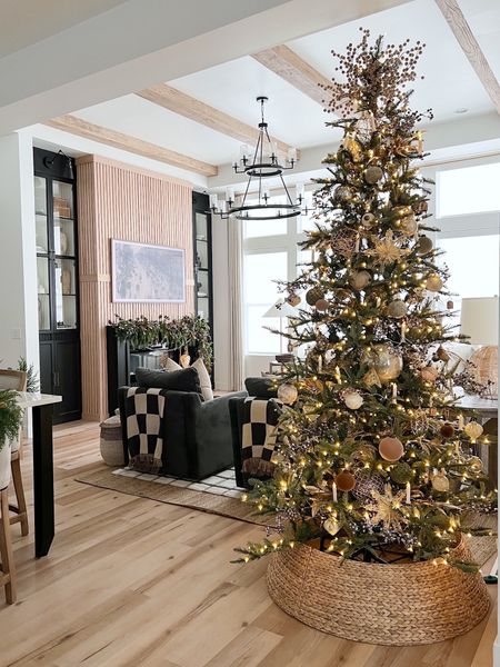 Living room Christmas tree 

#LTKhome #LTKSeasonal #LTKHoliday