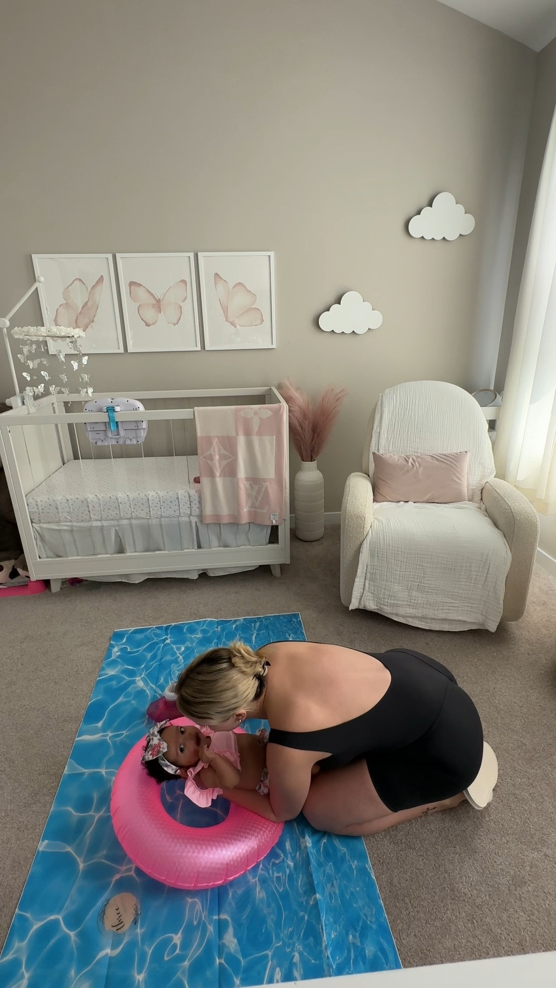 pool backdrop for my 3 month old’s milestone picture 💗


#LTKbaby #LTKtravel #LTKswim