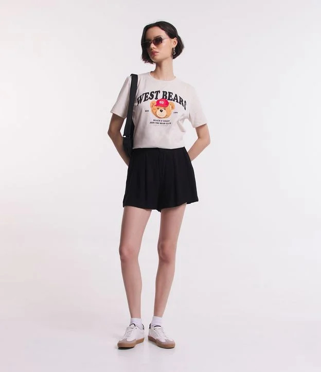 Camiseta Alongada em Meia Malha com Estampa Ursinho de Boné Off White - Lojas Renner | Renner (BR)