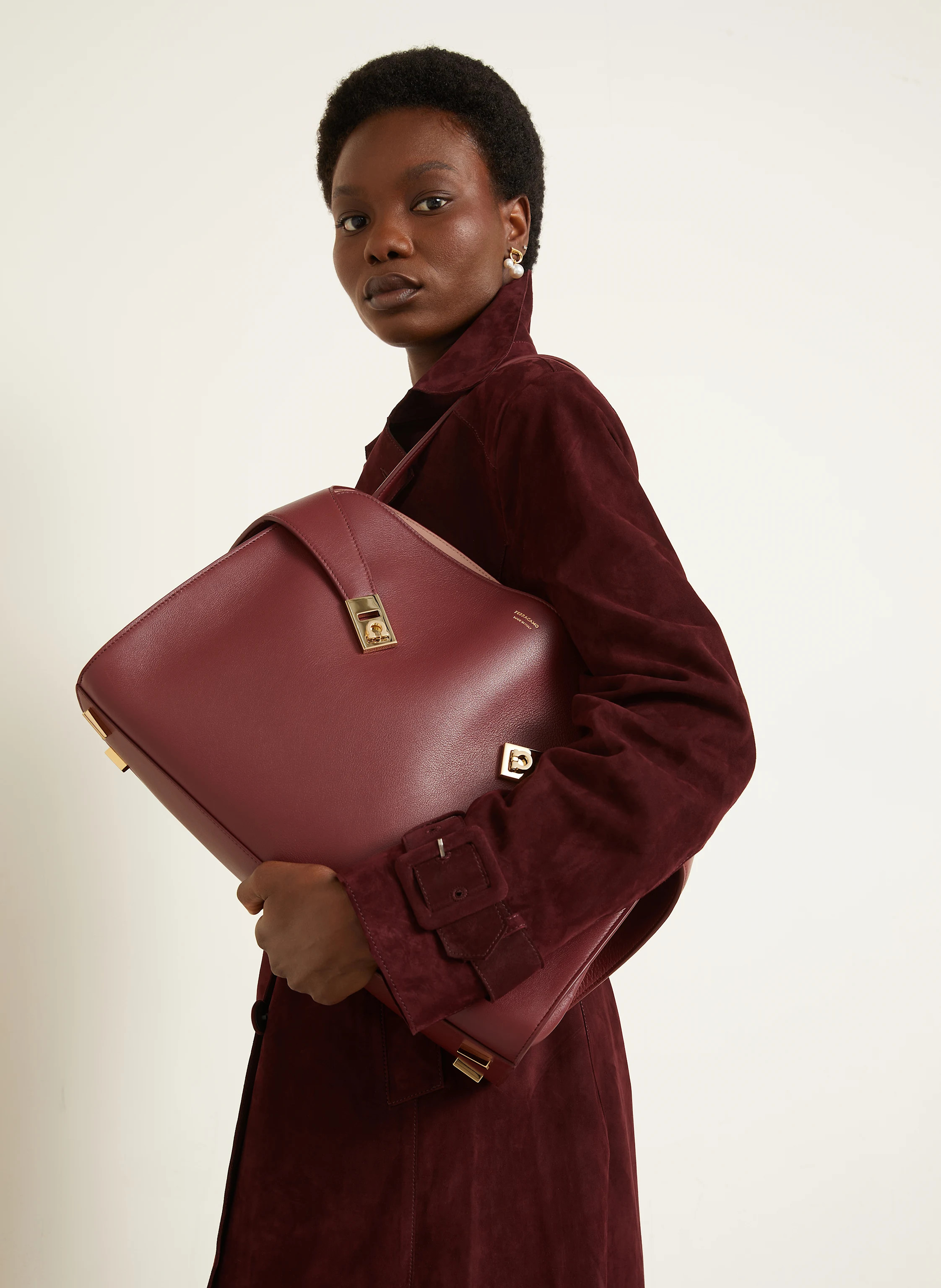 FERRAGAMO Handtasche HUG SOFT in dunkelrot | Breuninger (DACH)