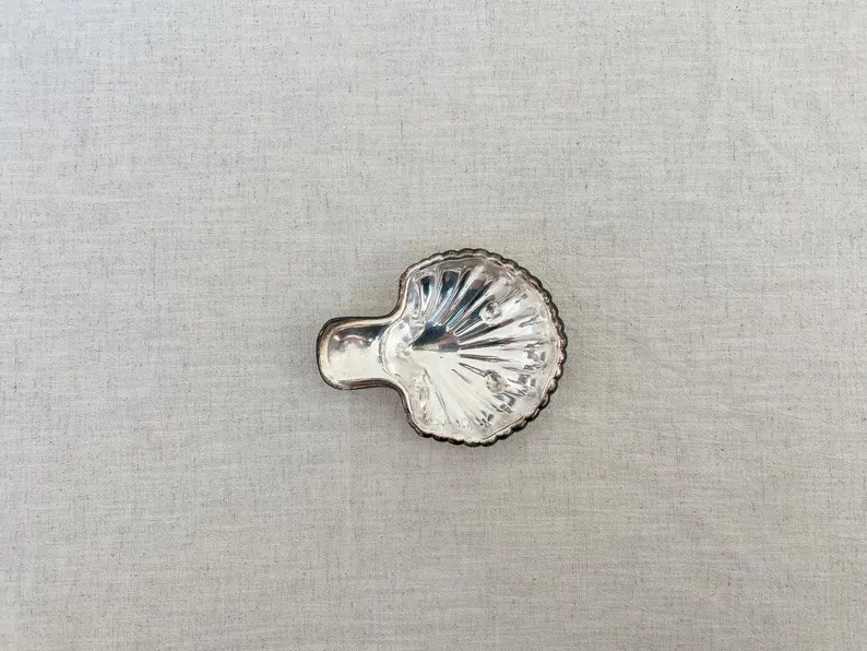Vintage Victor Silver Co. Candy Dish with Feet.  Silver plated scallop shell dish in good conditi... | Etsy (US)