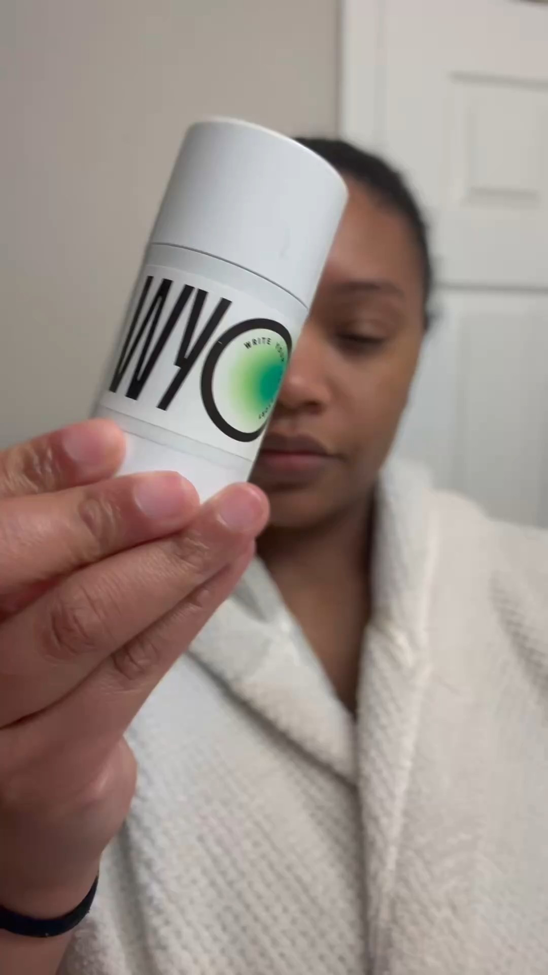 #gifted_by_wyos 
Face Cleanser:
💚 washes away makeup, dirt, sunscreen, and oils
💚 reduces inflammation 
💚 mess free and precise application 

All over moisturizer
💙 smooth, glassy skin glow
💙locks moisture in skin 
💙 great for skin, face, hair, and tattoos