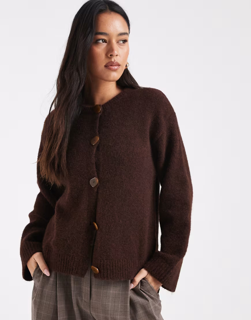 ASOS DESIGN – Strickjacke aus Wollmix in Schokobraun mit markanten Knöpfen-Brown | ASOS (Global)