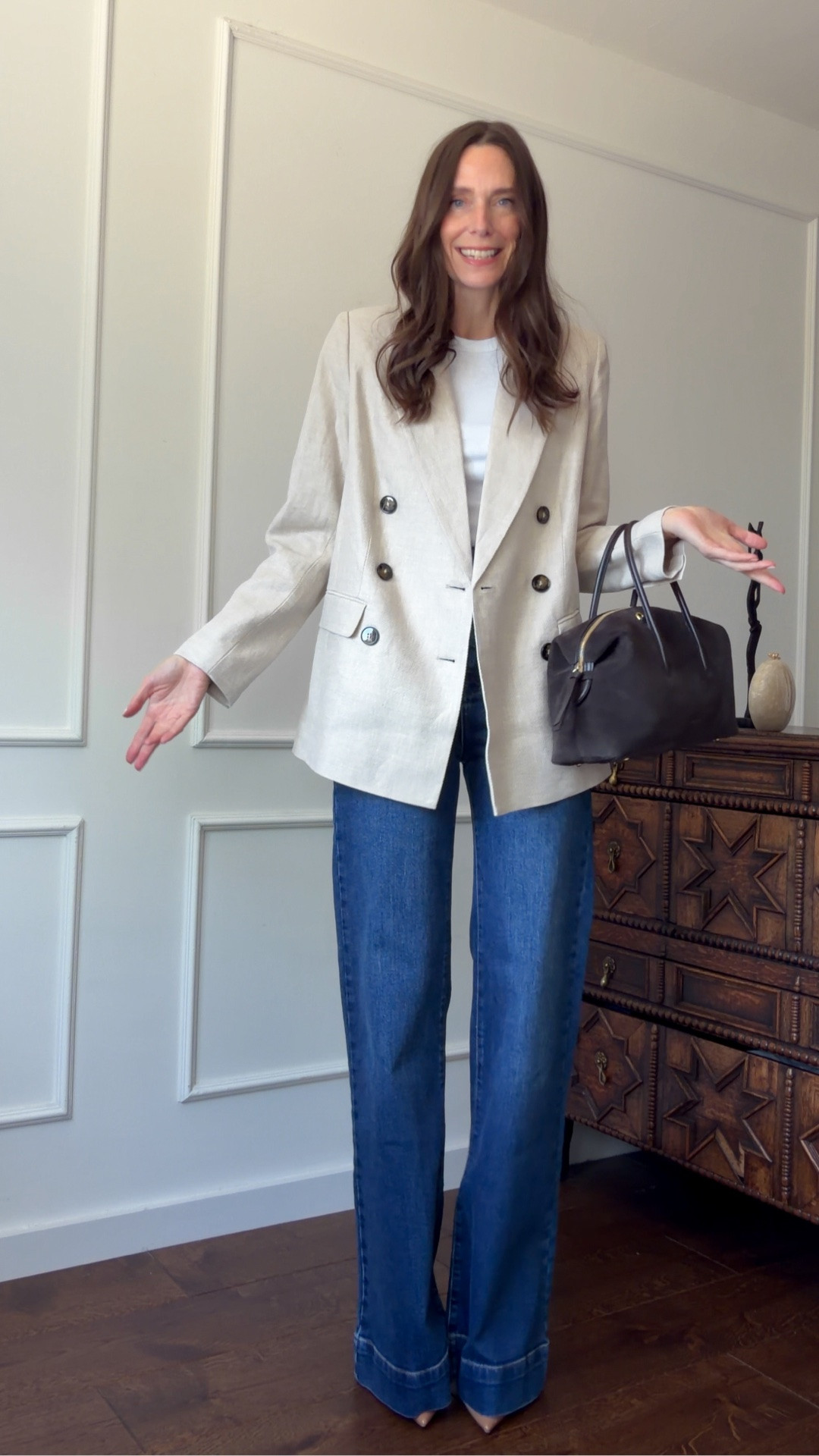 I’m wearing a small in the blazer

I’ve linked the shorts in beige because the black are not available at the moment. Hoping they bring them back for summer 🤞🏻

Mint Velvet, linen blazer, brown suede bag, summer jacket.

#LTKsummer #LTKstyletip #LTKworkwear