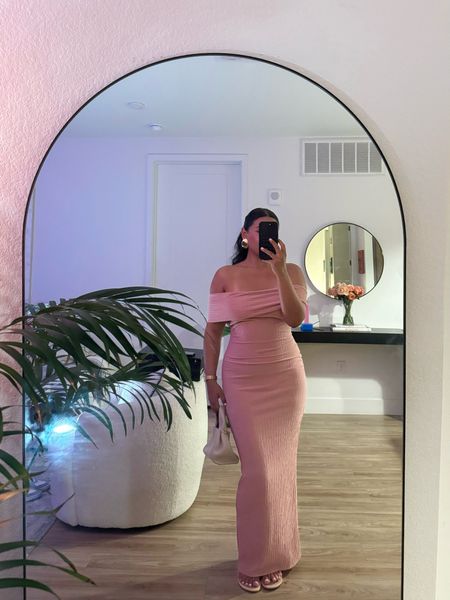 LOVE this pink dress for summer, a vacation, or date night💗💕super stretchy & runs TTS!