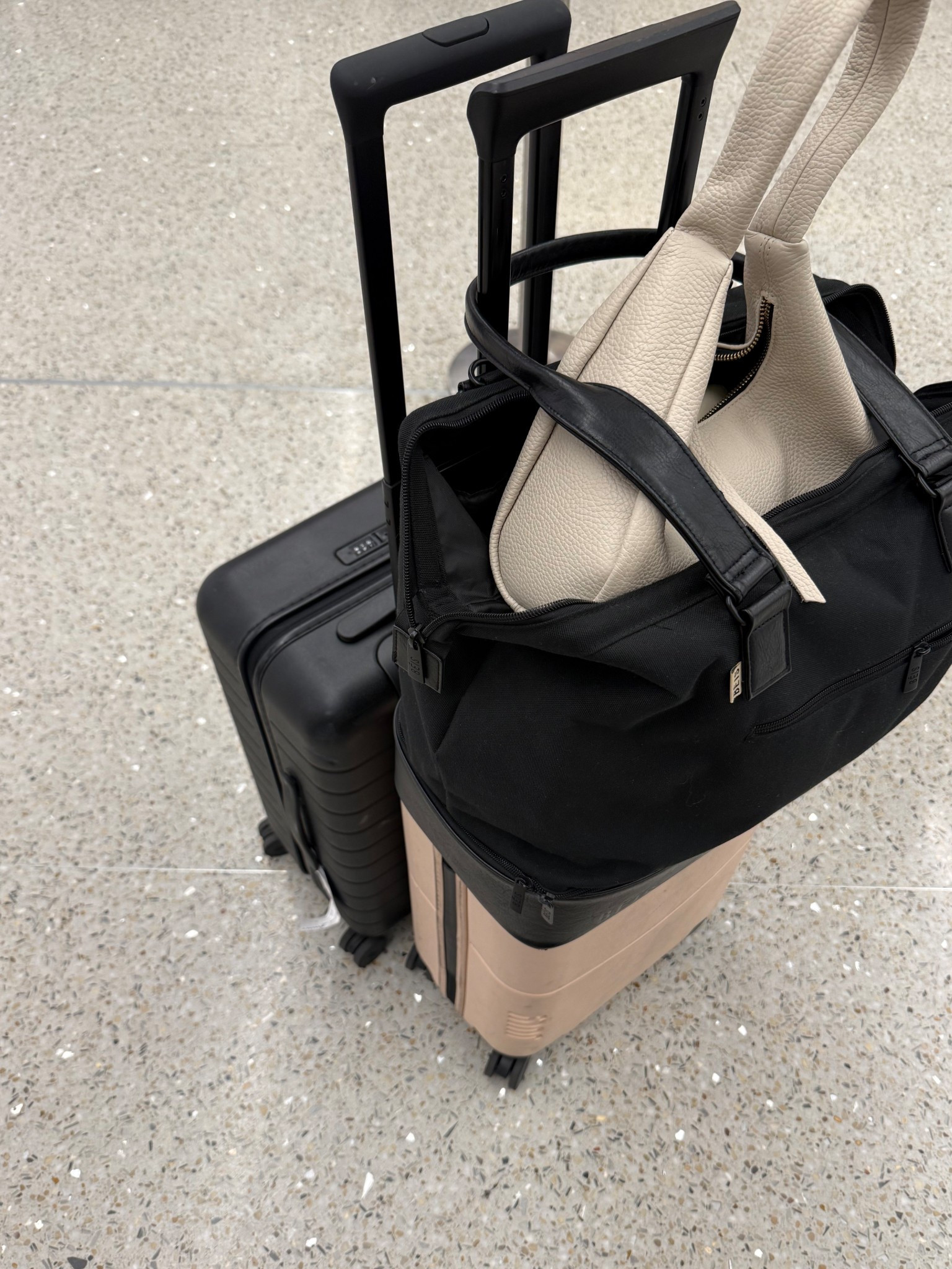 Travel bags and suitcases I loveee and trust! + cute essentials to travel with