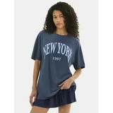 No Boundaries Washed Graphic Boyfriend Tee, Women's | Walmart (US)